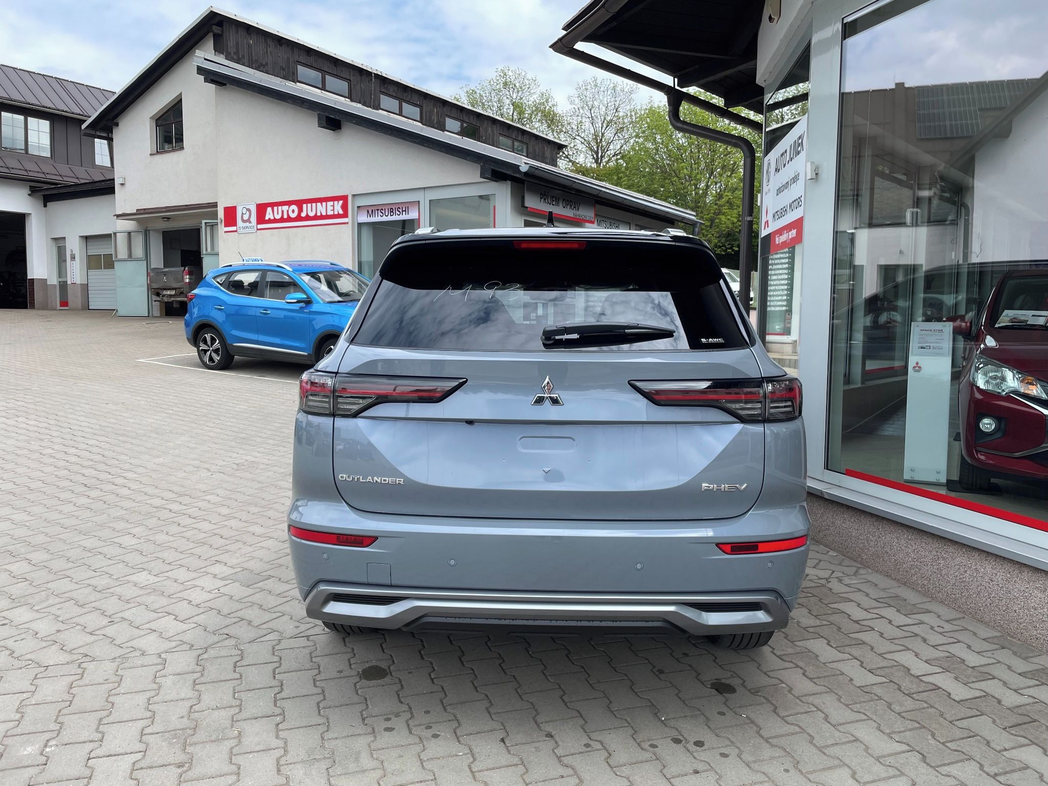 Mitsubishi Outlander, 2.4 PHEV INSTYLE PREMIUM - fotka 4