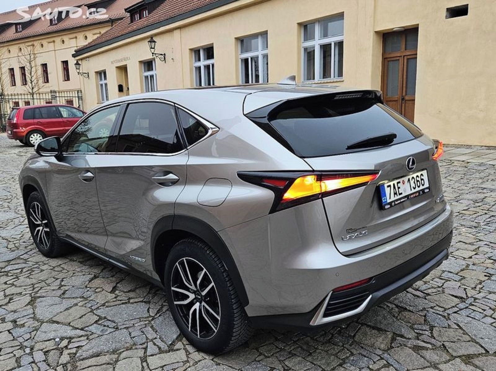 Lexus NX 300h - fotka 3