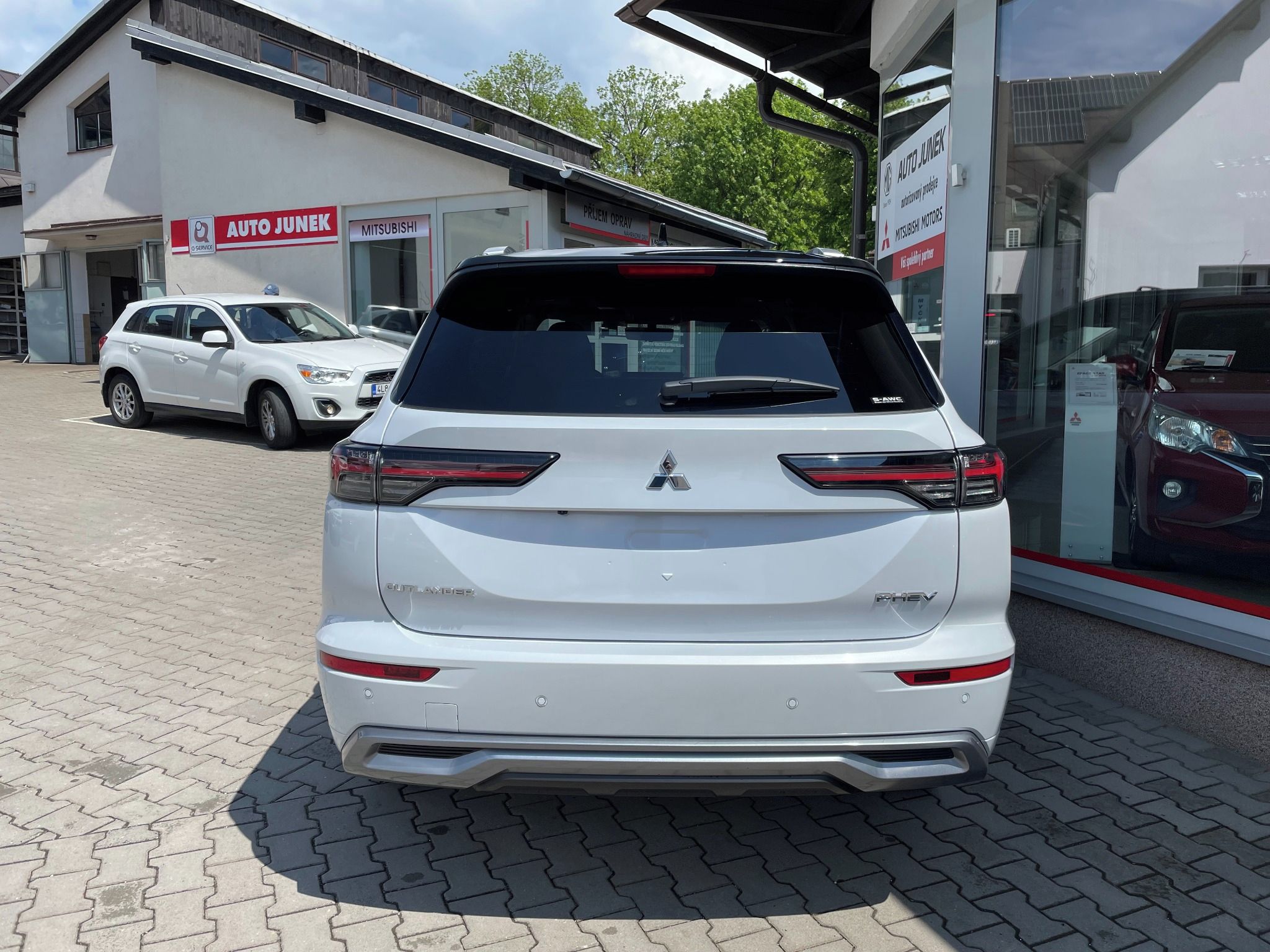 Mitsubishi Outlander, 2.4 PHEV INSTYLE - fotka 4