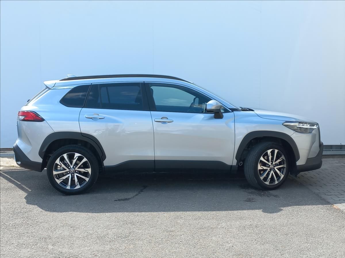Toyota Corolla Cross, 2,0 Hybrid e-CVT AWD  Style - fotka 2