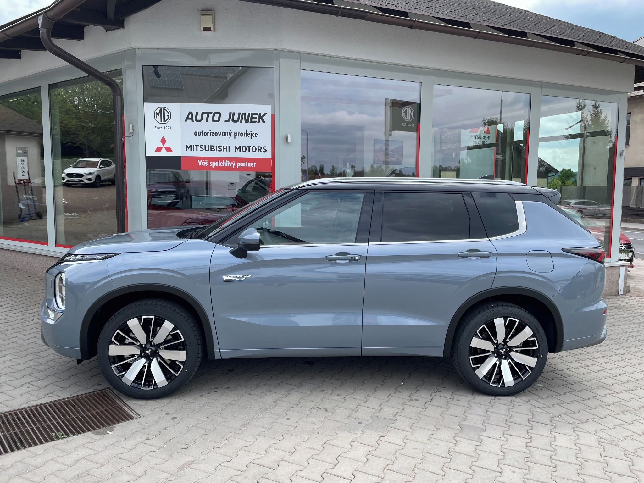 Mitsubishi Outlander, 2.4 PHEV INSTYLE PREMIUM - fotka 2