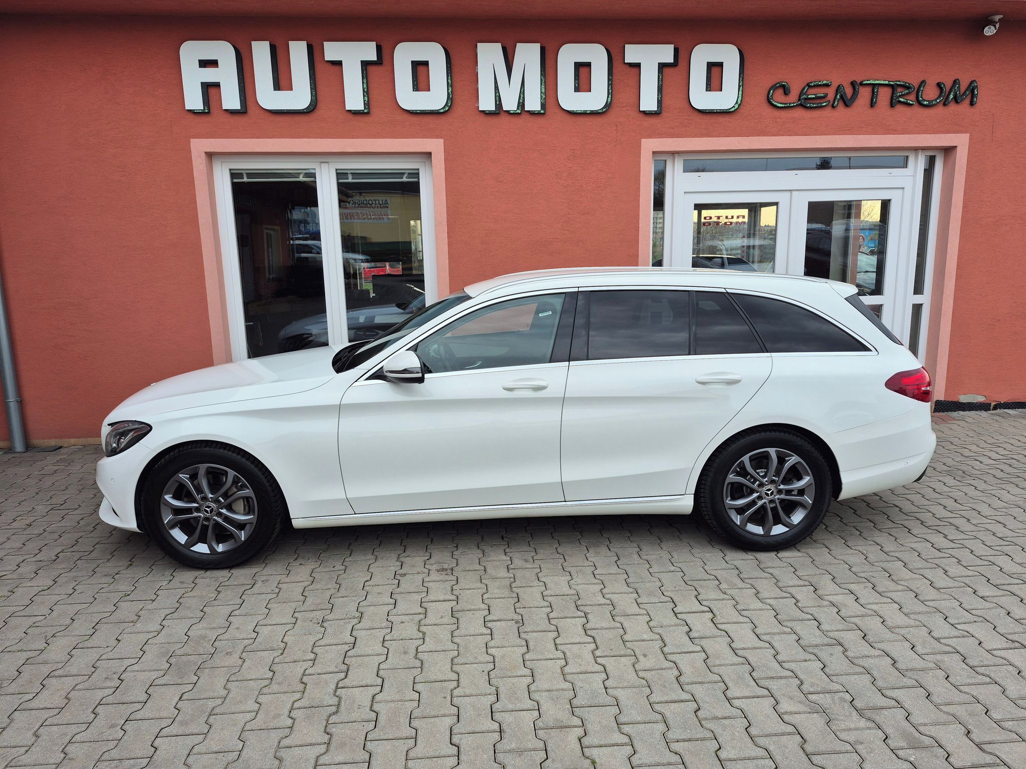 Mercedes-Benz Třídy C, 150kW - fotka 2