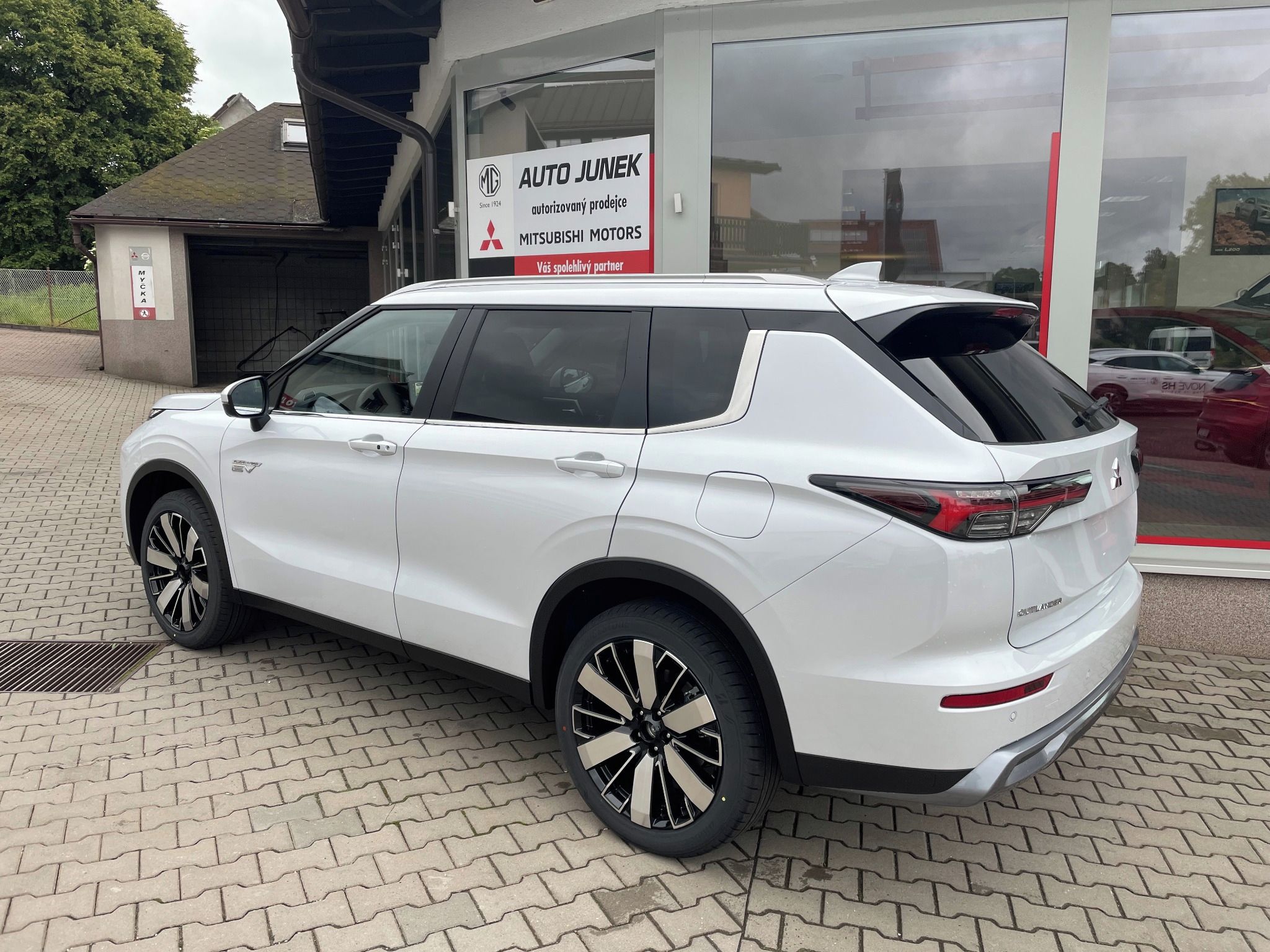 Mitsubishi Outlander, 2.4 PHEV INTENSE - fotka 3