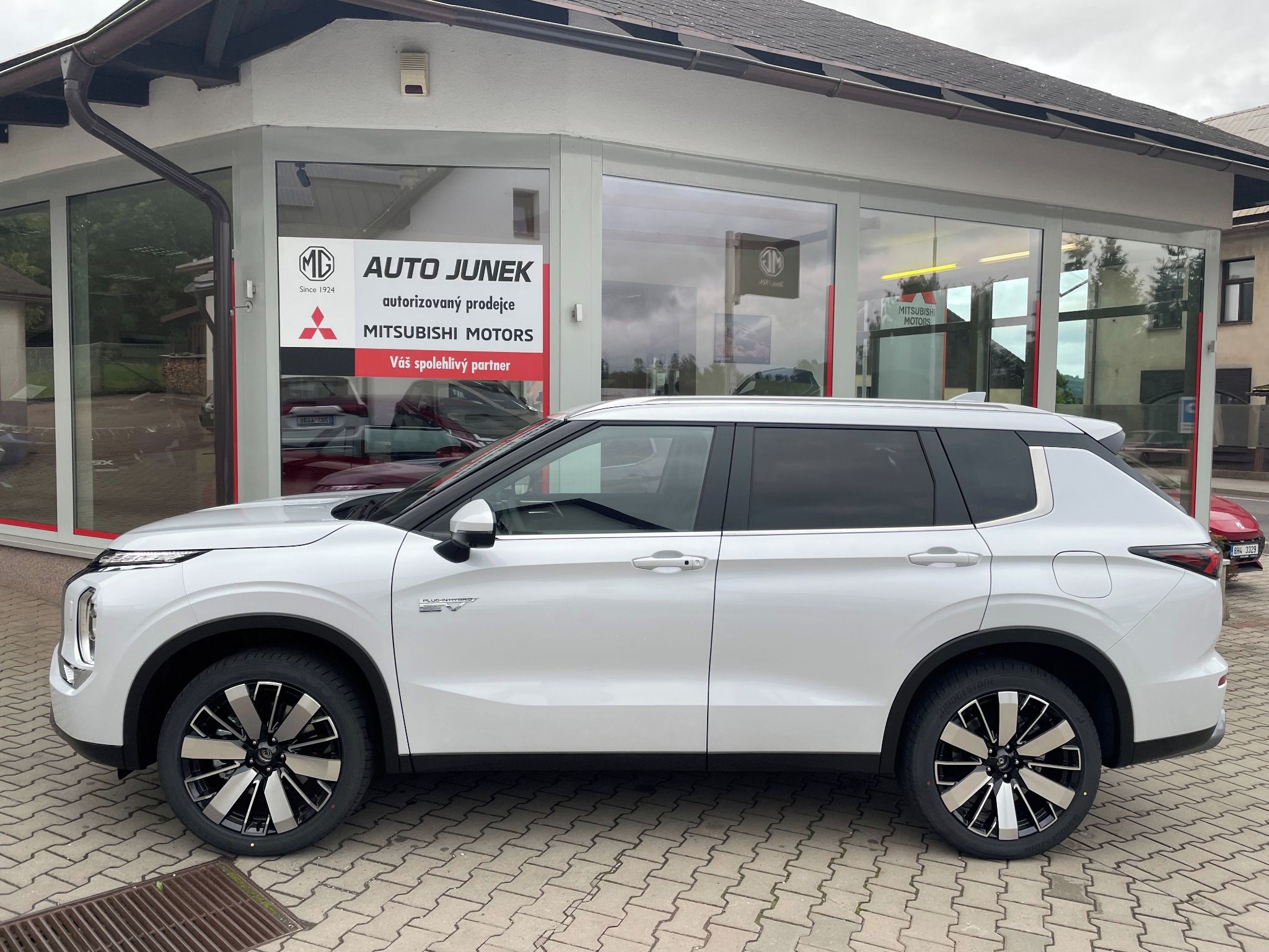Mitsubishi Outlander, 2.4 PHEV INTENSE - fotka 2