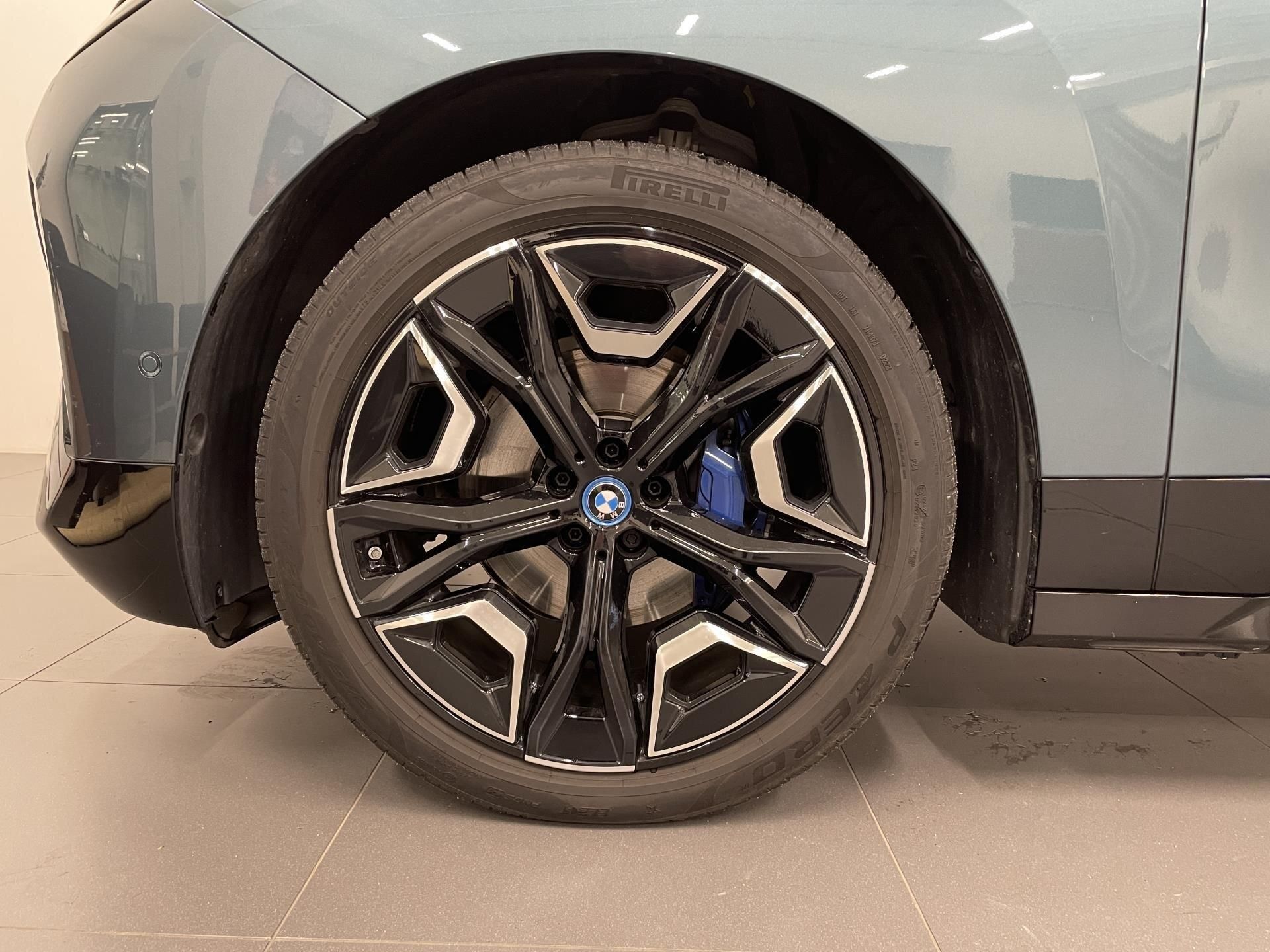 BMW iX, iX xDrive50 - fotka 6