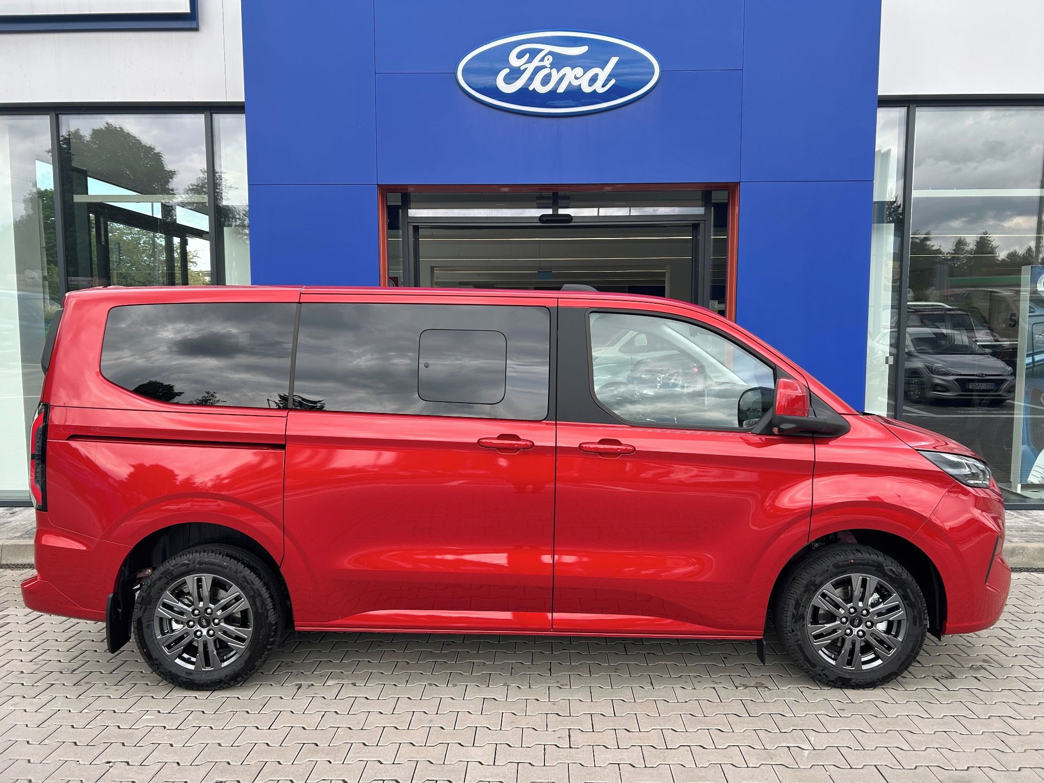 Ford Tourneo Custom, Titanium L1 2.0 EcoBlue 110 kW - fotka 4