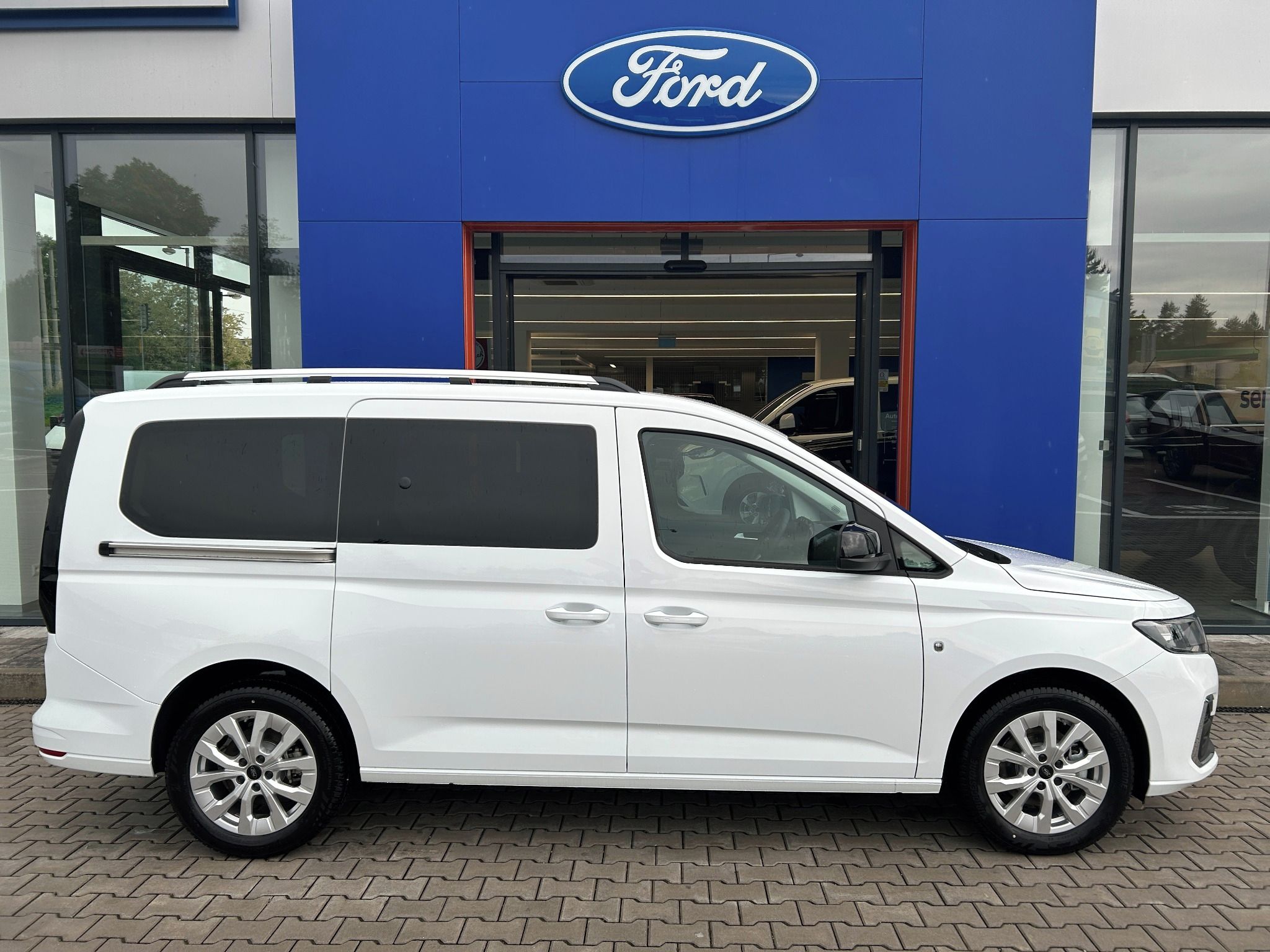 Ford Tourneo Connect, 1.5 Ecoboost 85kW AT Titanium - fotka 3