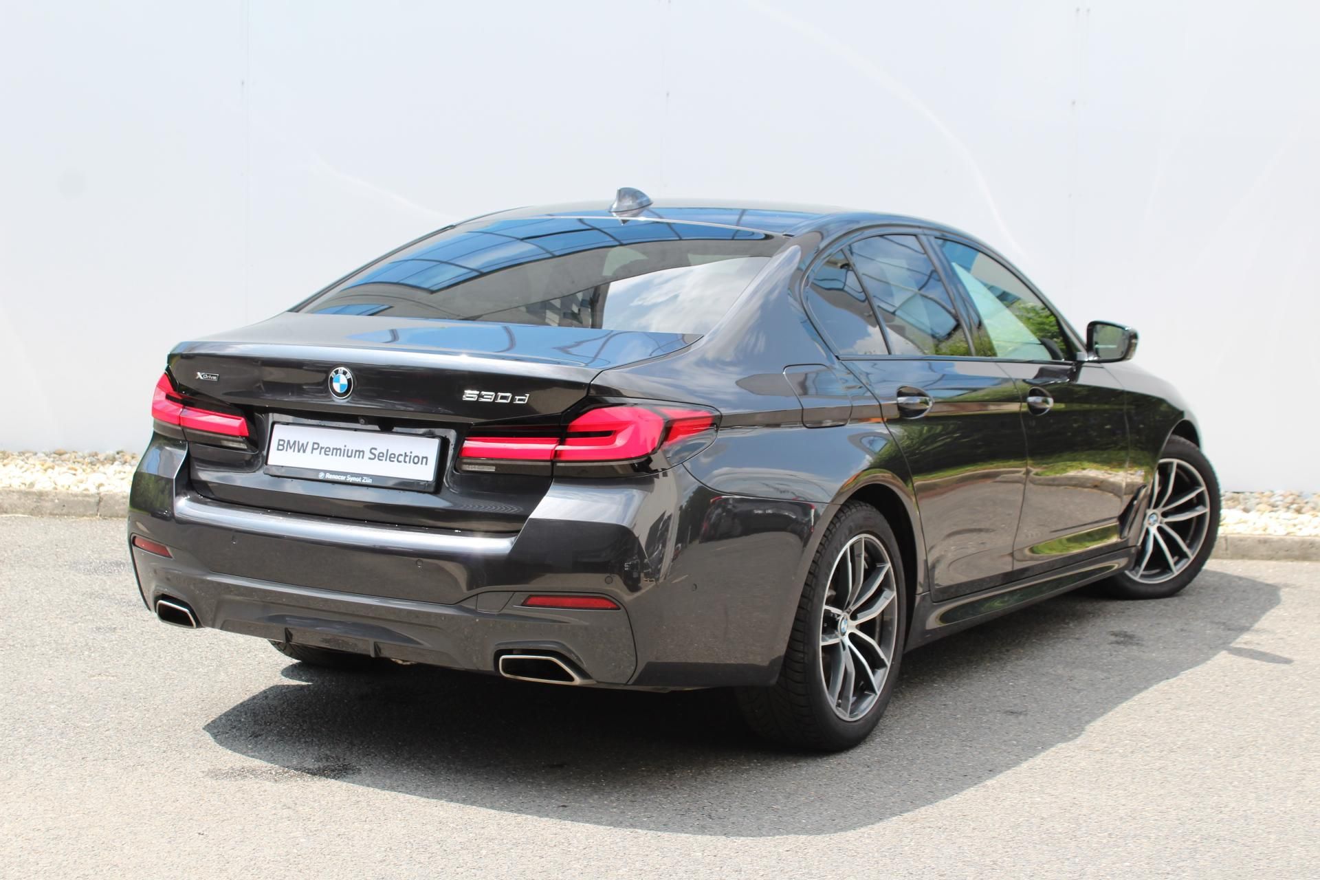 BMW Řada 5, 530d xDrive Sedan Mpaket CZ - fotka 2