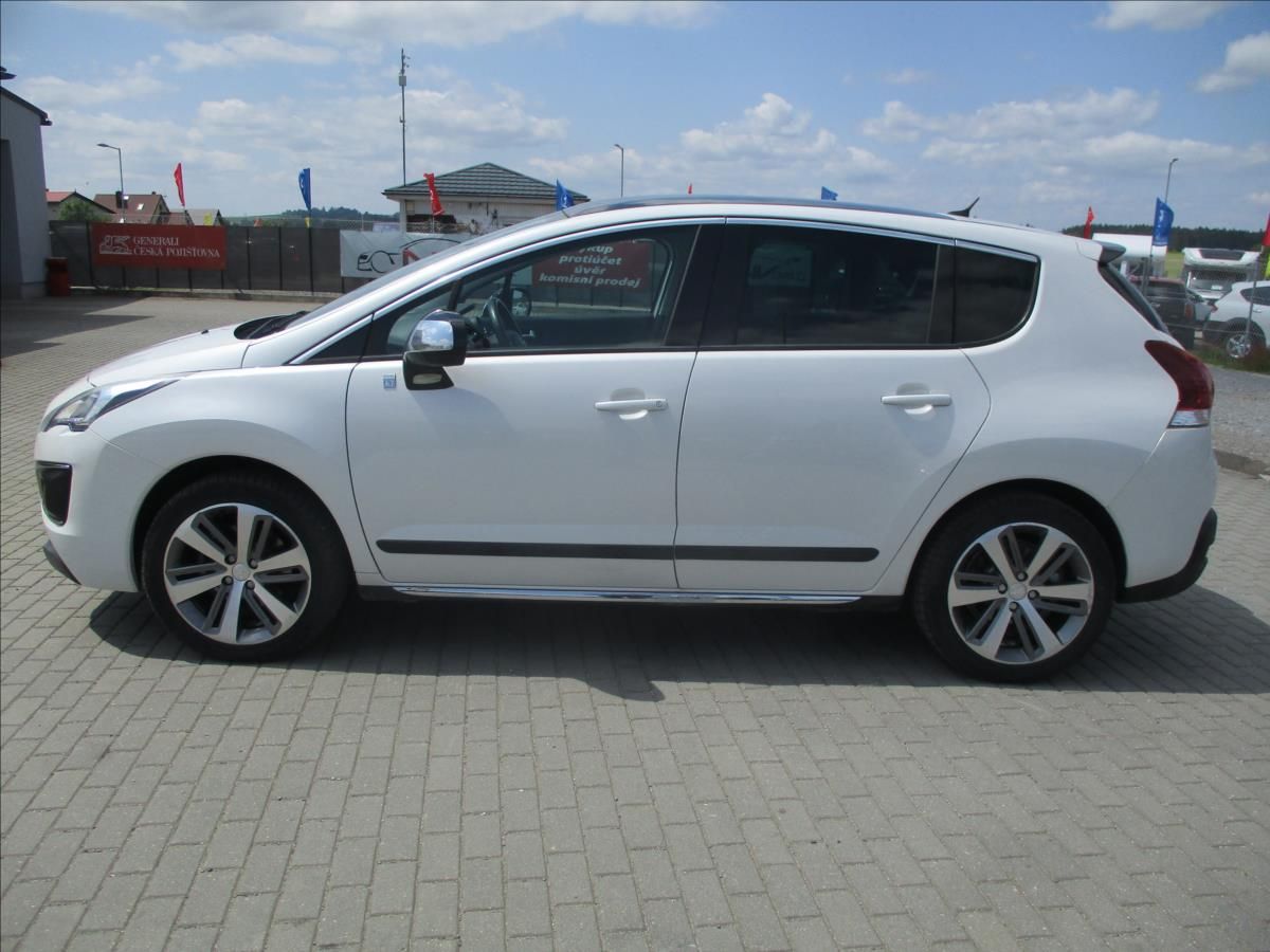 Peugeot 3008, 2,0 Hybrid 4x4 Allure Pano HUD - fotka 2