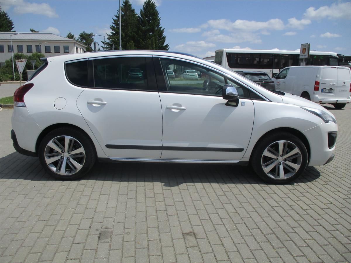 Peugeot 3008, 2,0 Hybrid 4x4 Allure Pano HUD - fotka 5