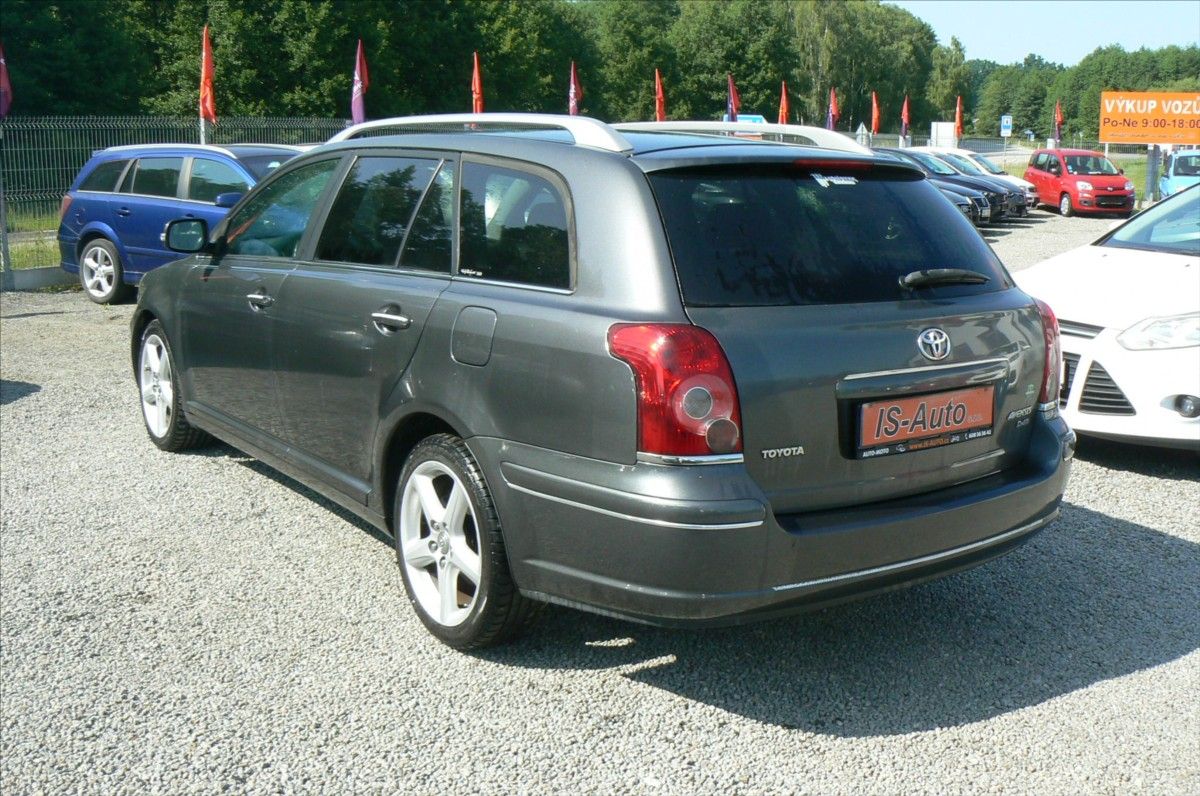 Toyota Avensis, 2,2 D4-D - fotka 4