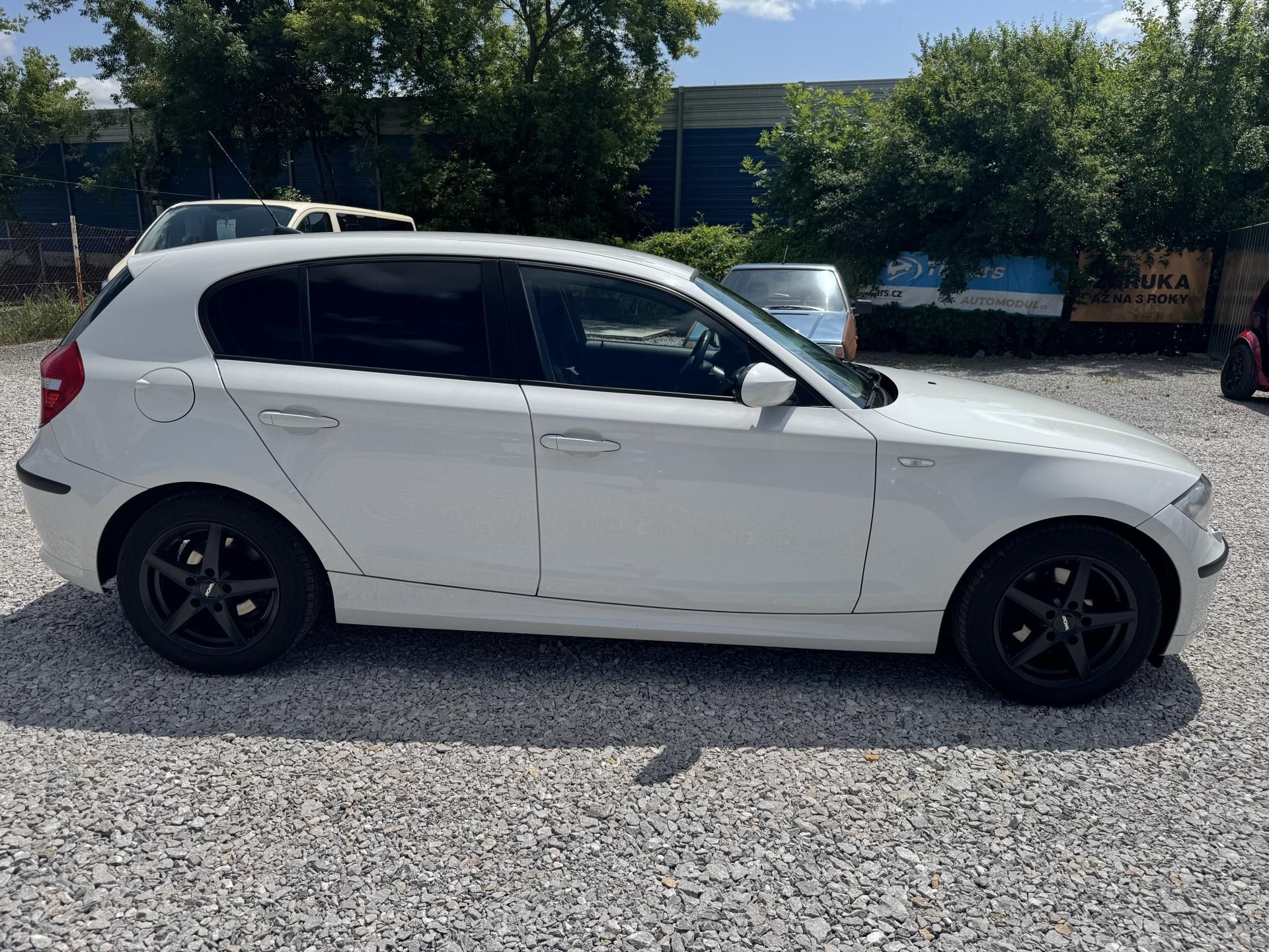 BMW Řada 1, 2.0i,SERVISKA,XENONY,2SADY KOL - fotka 3