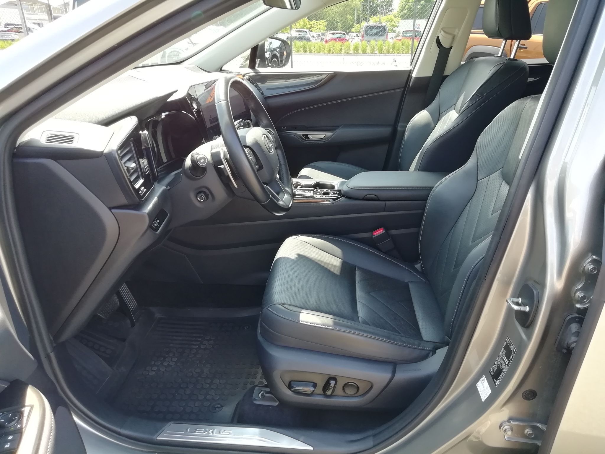 Lexus NX 450h+, Prestige 2,5 PHEV 4x4 - fotka 6