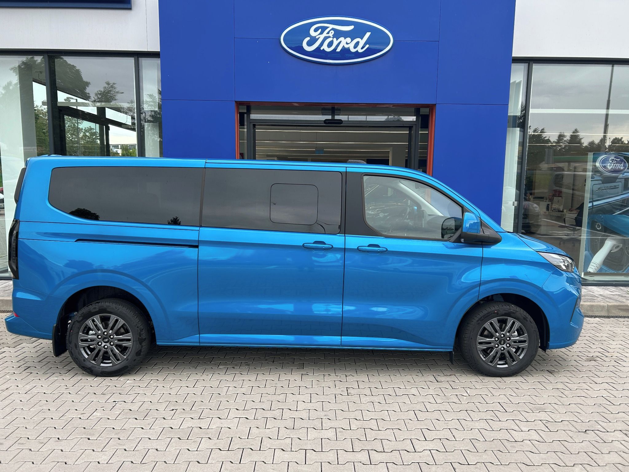 Ford Tourneo Custom, Titanium L2 2.0 EcoBlue 110 kW - fotka 3