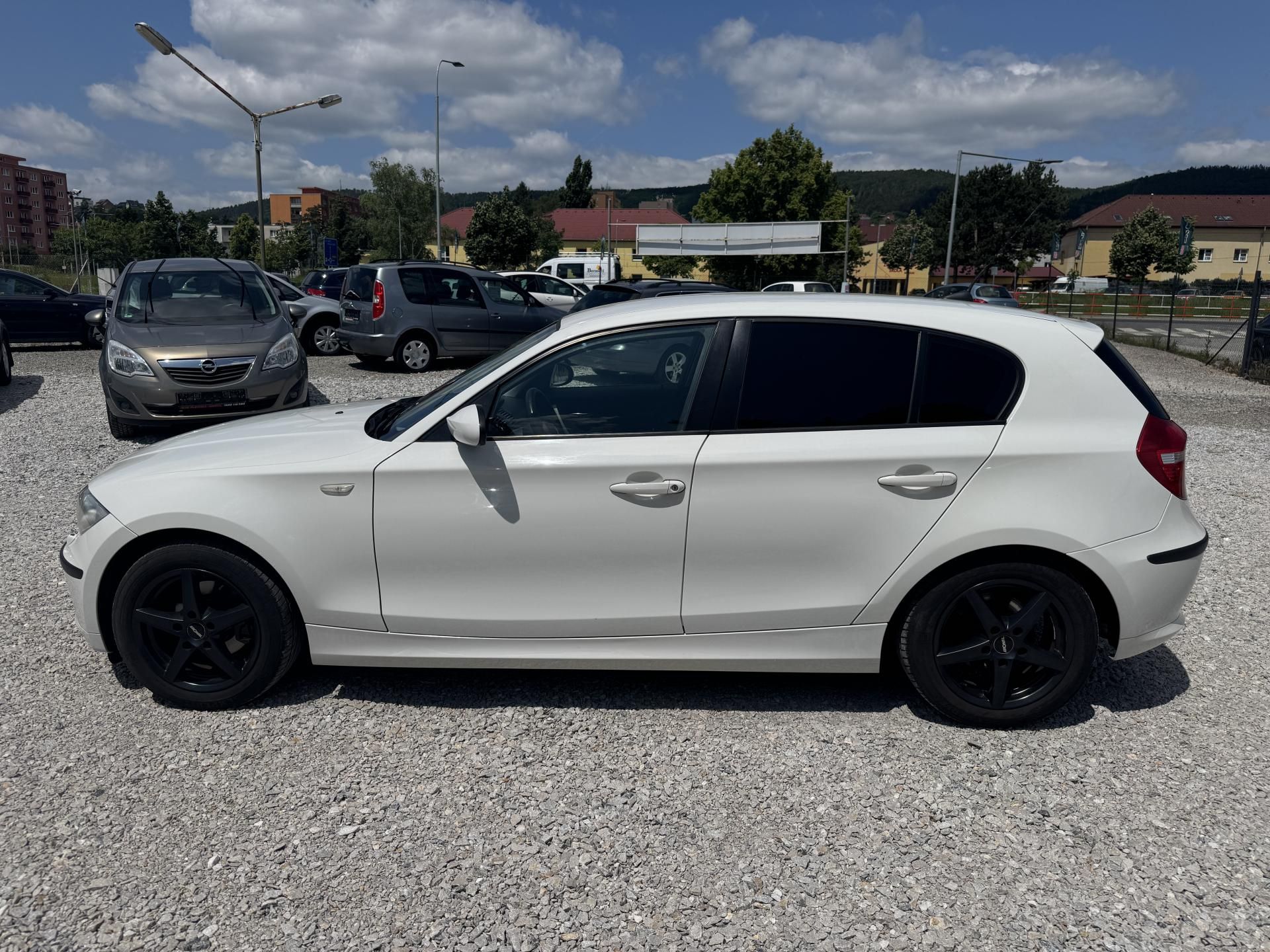 BMW Řada 1, 2.0i,SERVISKA,XENONY,2SADY KOL - fotka 6