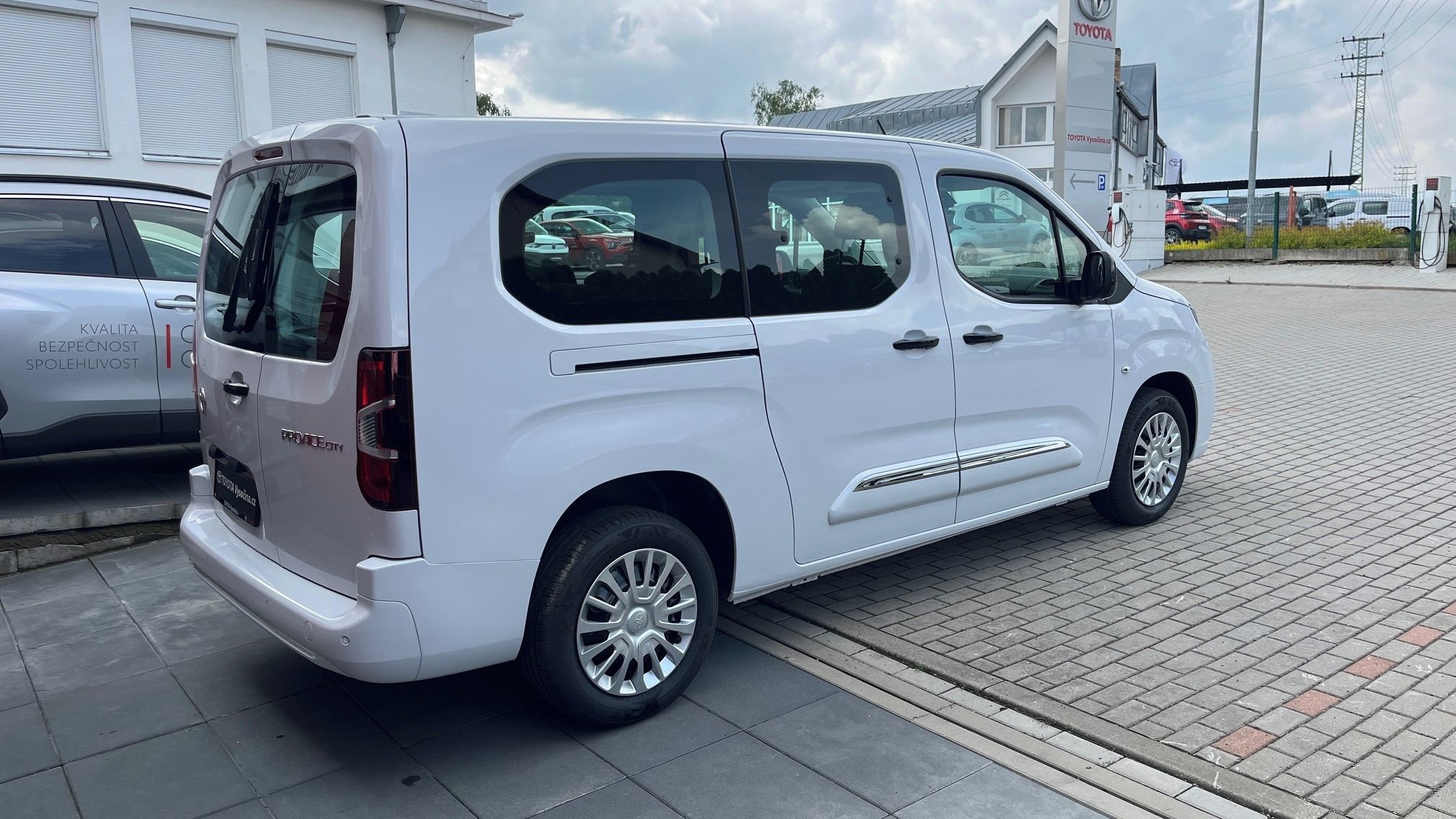 Toyota Proace City Verso, Long 1,2i 110PS Business - fotka 5