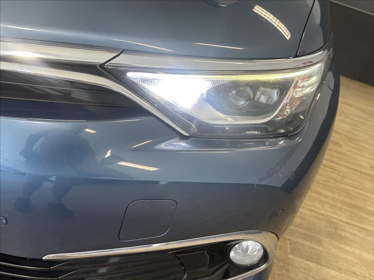 Toyota Auris, 1,8 Hybrid e-CVT Executive - fotka 5
