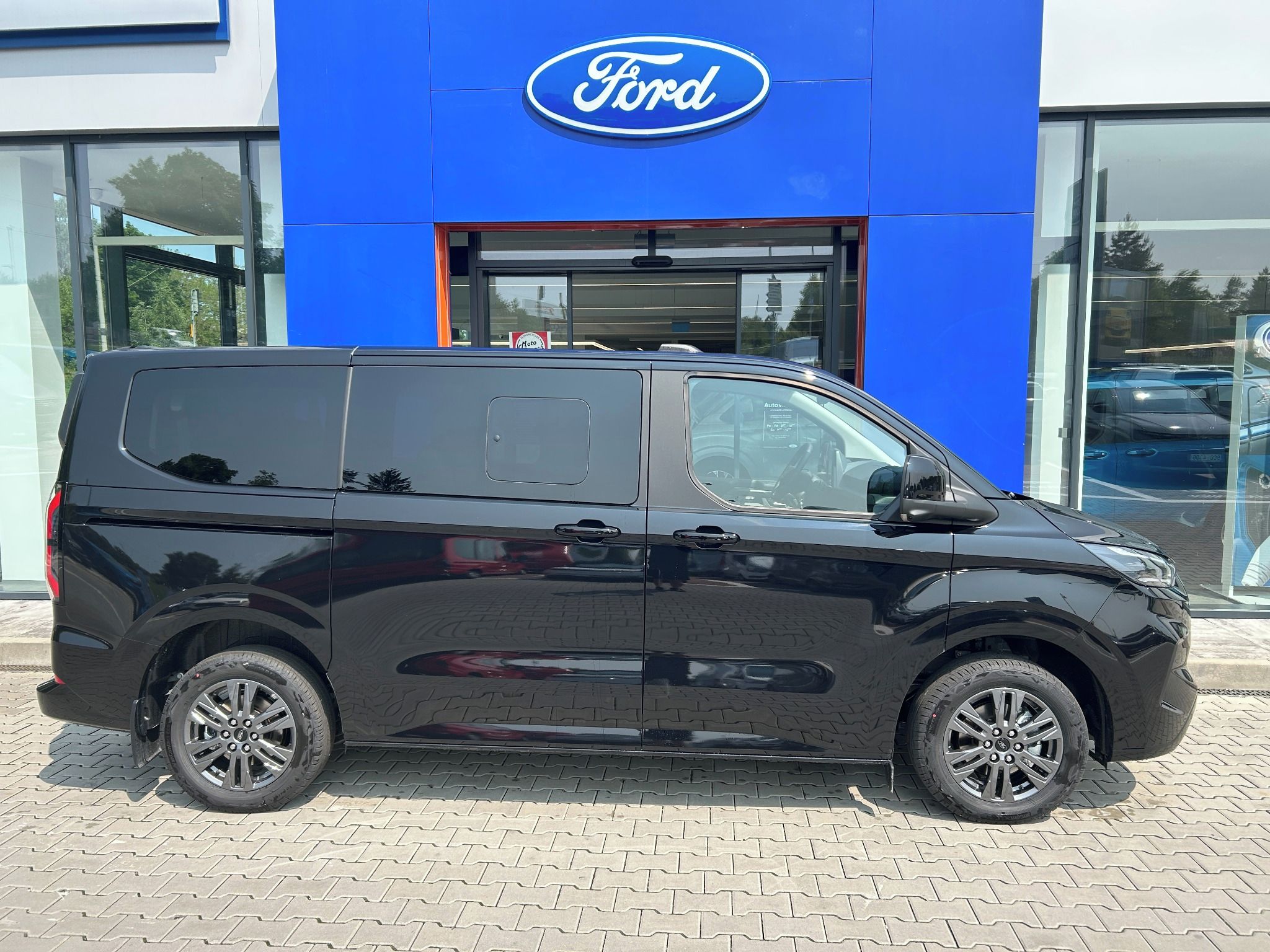 Ford Tourneo Custom, Titanium L1 2.0 EcoBlue 110 kW - fotka 4