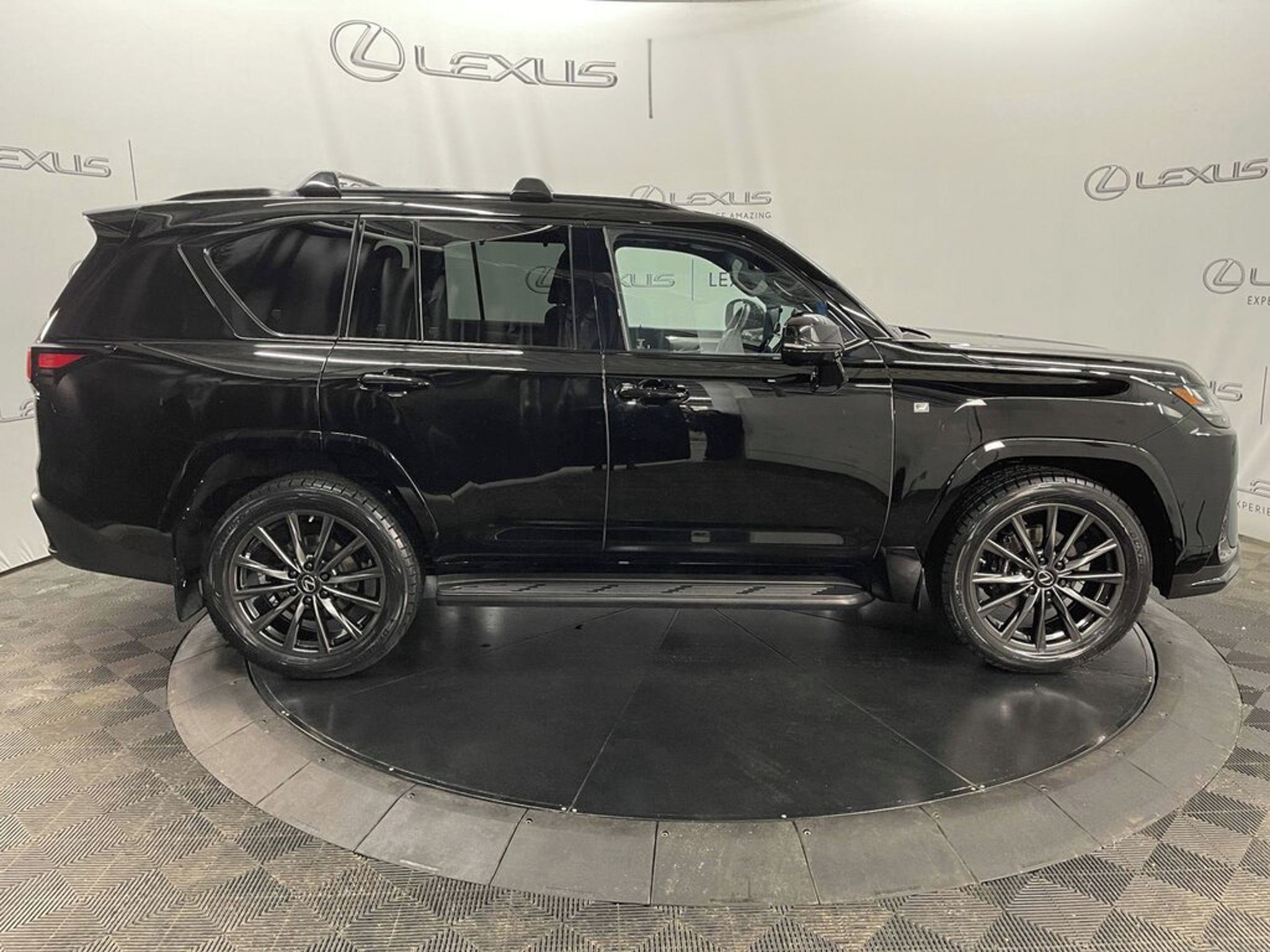 Lexus LX 600, F-Sport 4WD 3.5L Twin Turbo V6 - fotka 2