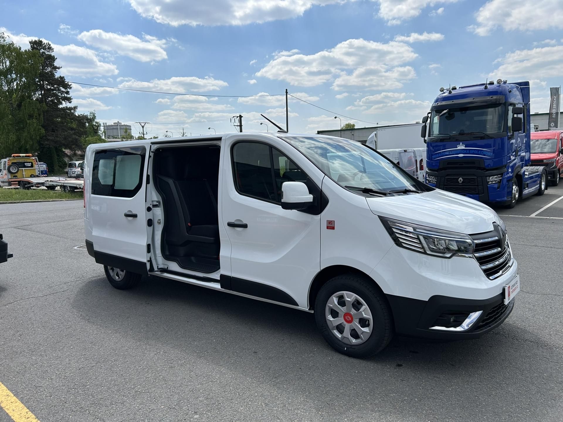 Renault Trafic, CREW VAN L2H1 150k RED 6 míst - fotka 2