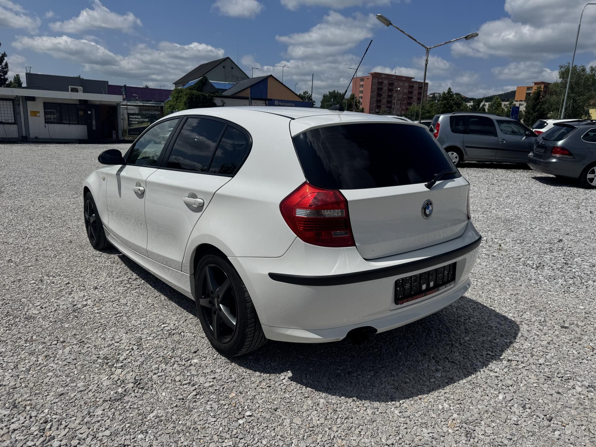 BMW Řada 1, 2.0i,SERVISKA,XENONY,2SADY KOL - fotka 5
