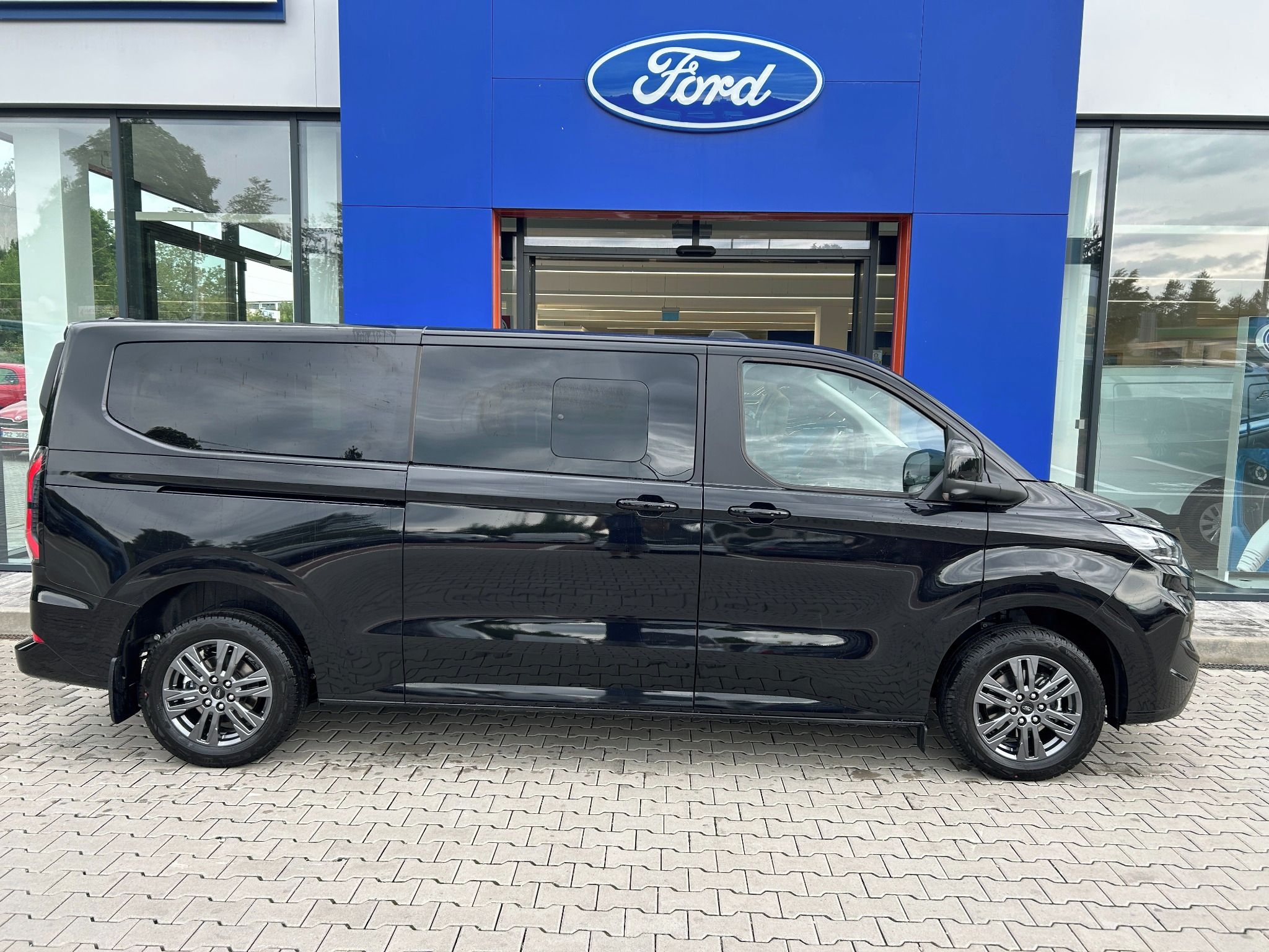 Ford Tourneo Custom, Titanium L2 2.0 EcoBlue 110 kW - fotka 4