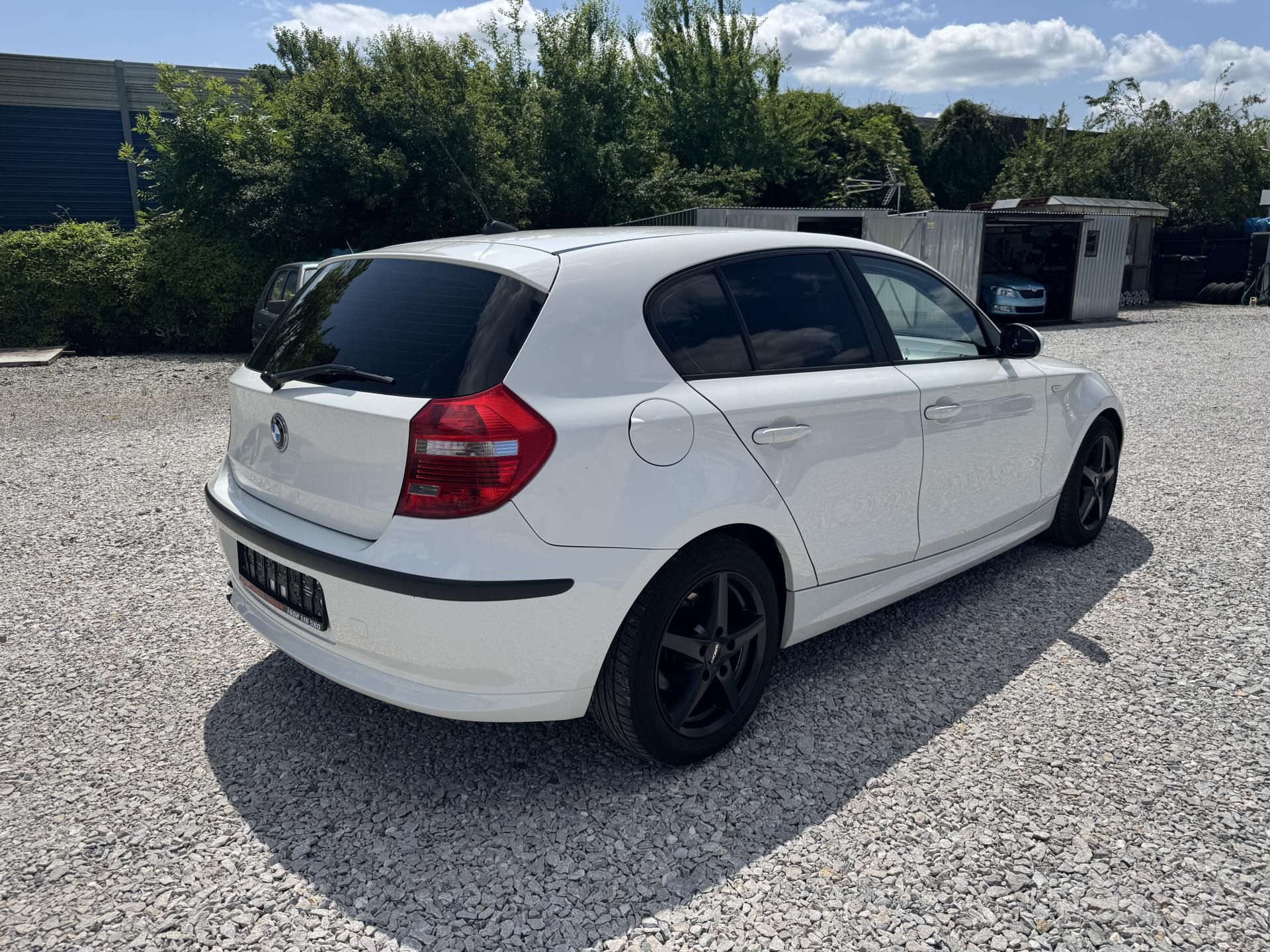 BMW Řada 1, 2.0i,SERVISKA,XENONY,2SADY KOL - fotka 4