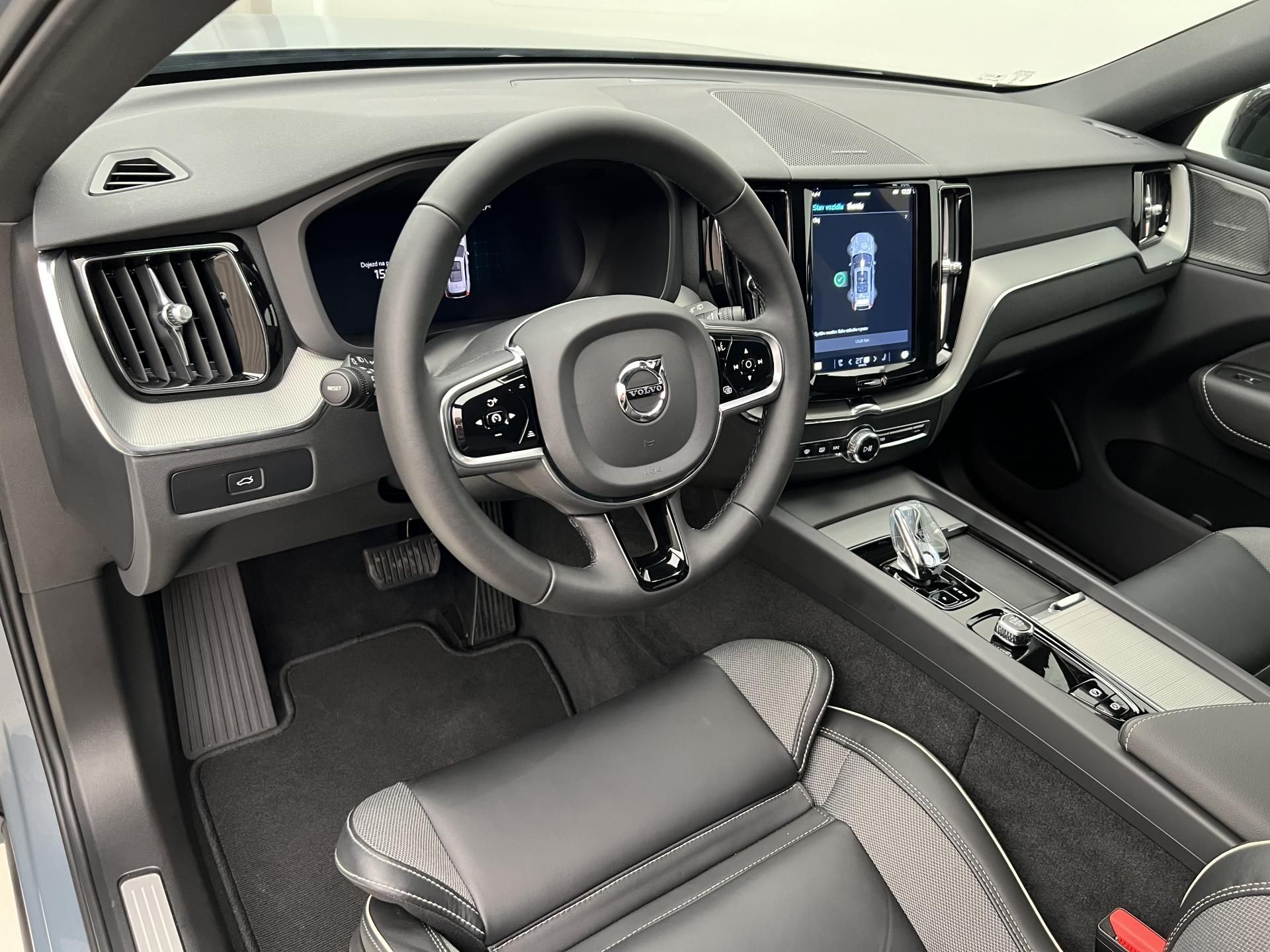 Volvo XC60, B4 PLUS DARK AUT 1.maj. - fotka 4