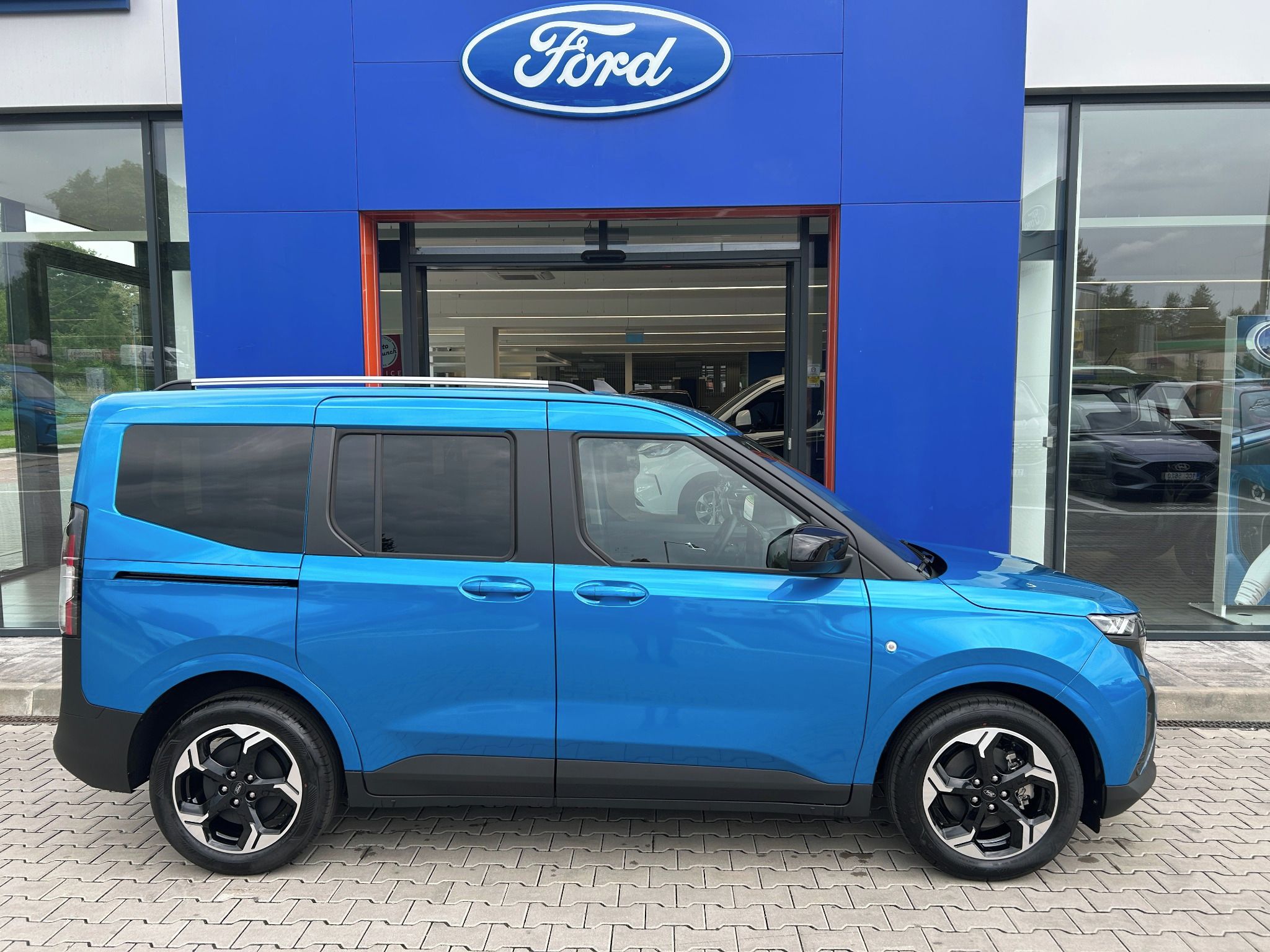 Ford Tourneo Courier, 43kWh Elektromotor Titanium L1 - fotka 3