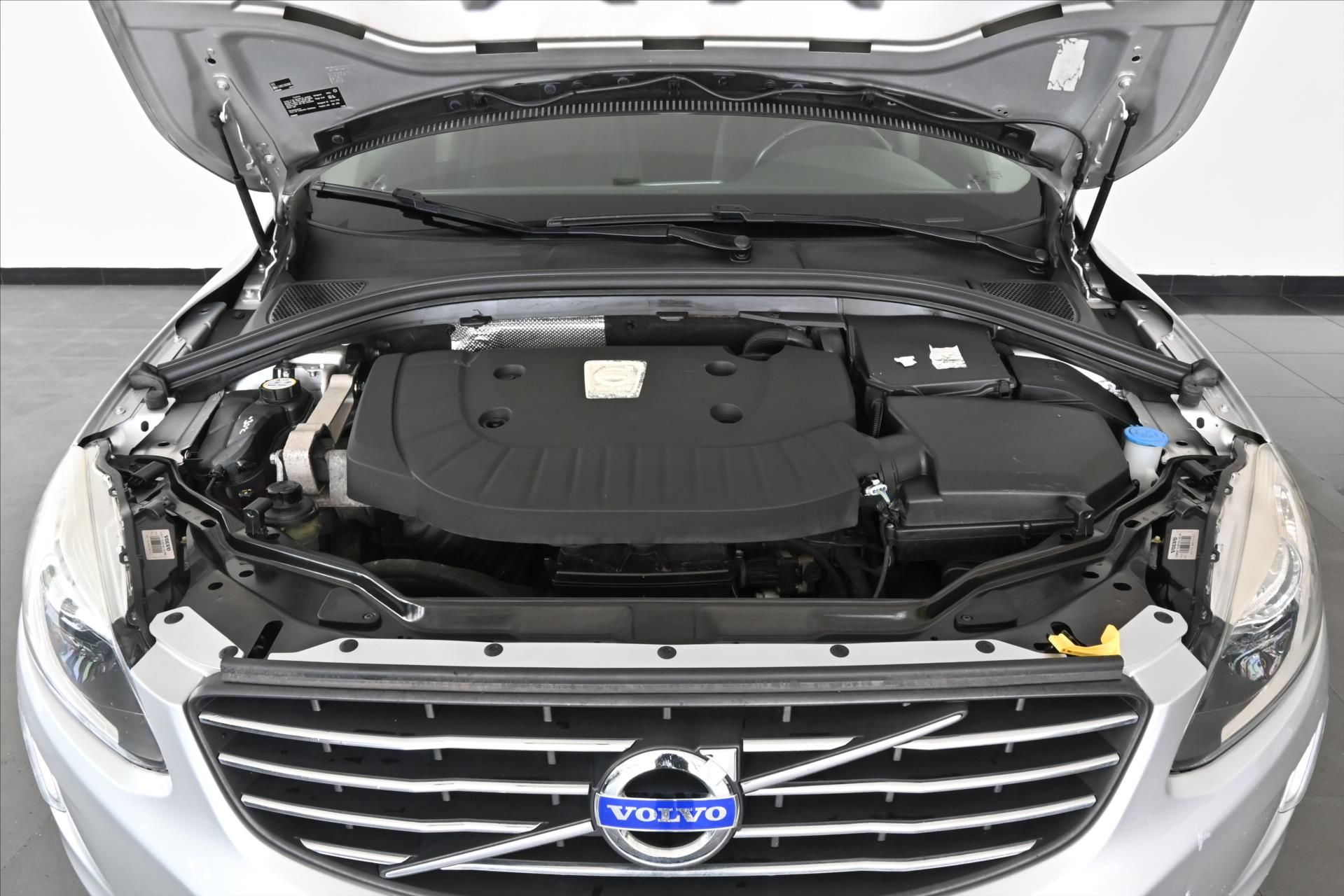Volvo XC60, 2,4 D5 133 kW AT6 AWD Záruka a - fotka 5