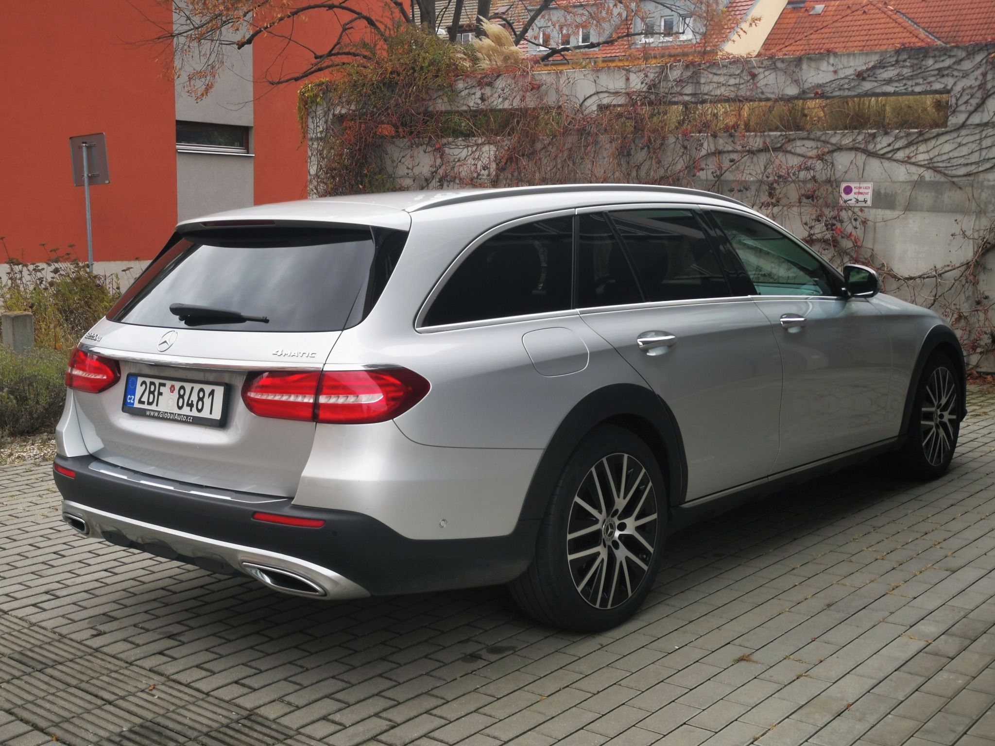 Mercedes-Benz Třídy E, E 220D 4Matic Allterrain - fotka 4