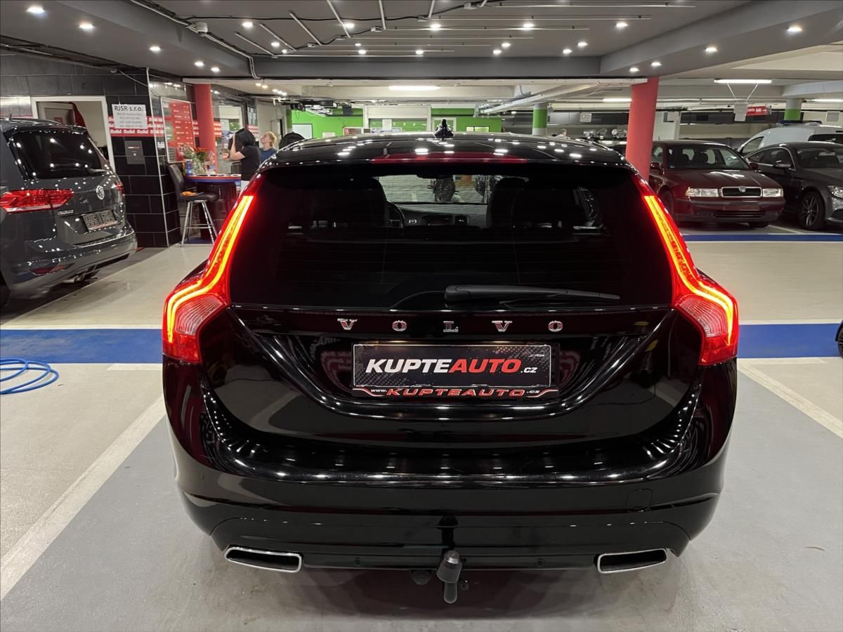 Volvo V60, 2,4 D4 AWD  Momentum - fotka 4