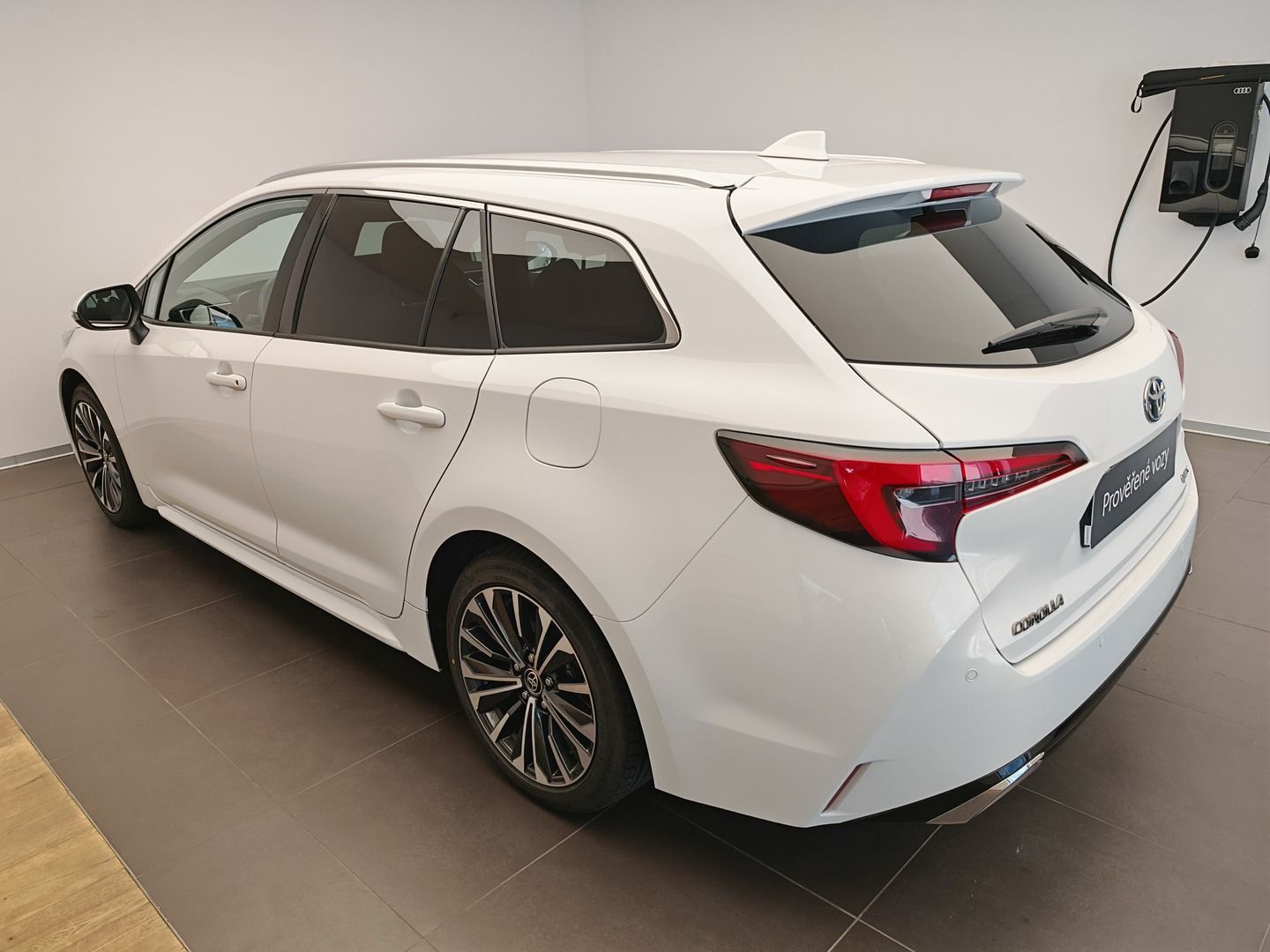 Toyota Corolla, 1.8 Hybrid e-CVT Touring - fotka 6