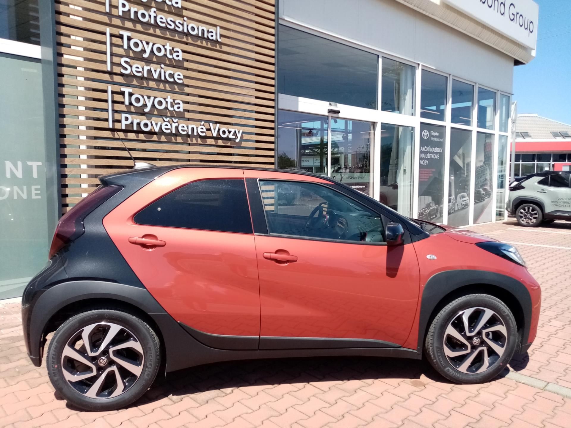 Toyota Aygo, 1.0L S-CVT 4x2 STYLE TECH VISI - fotka 3