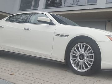 Maserati Quattroporte + 4 kola