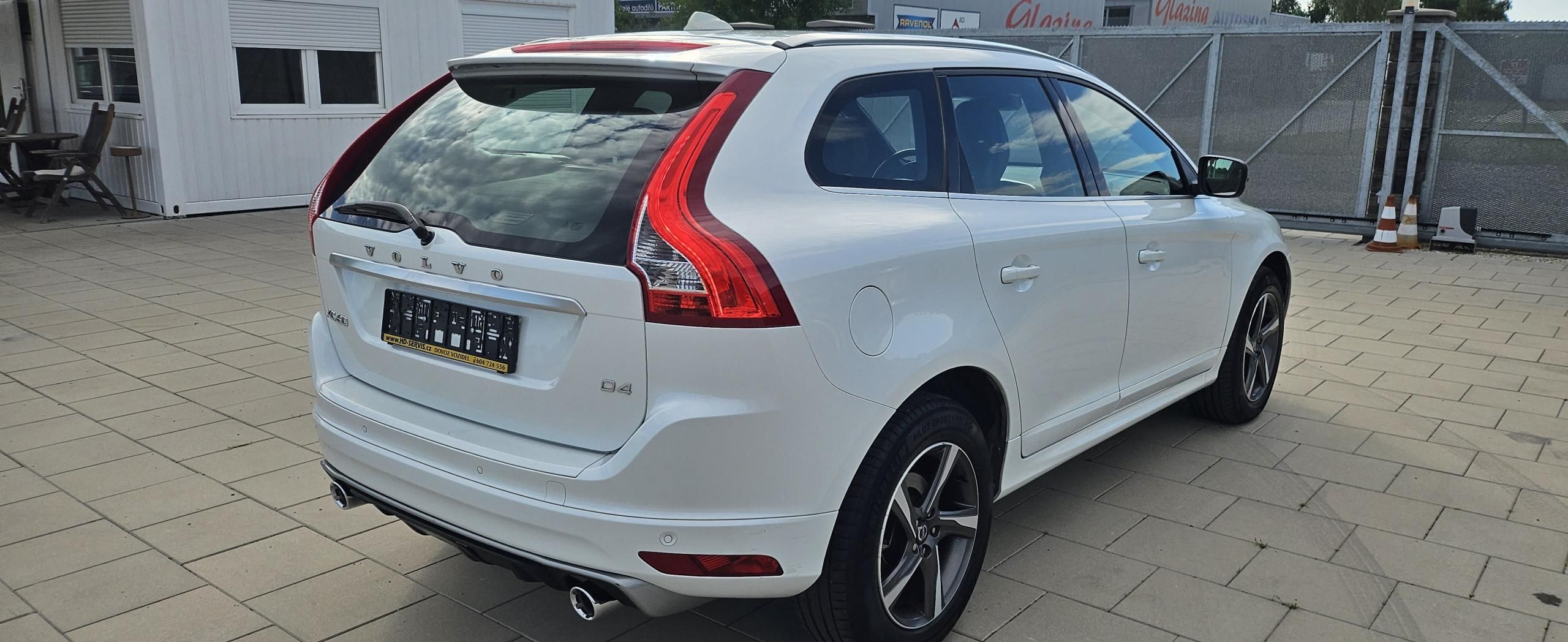 Volvo XC60, 2.0 D4 133KW R-Design - fotka 6
