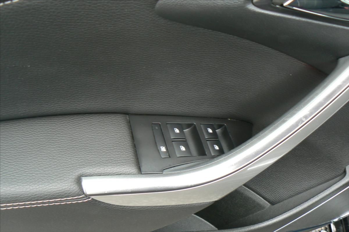 Opel Astra, 1,4 Turbo 103 kw - fotka 6