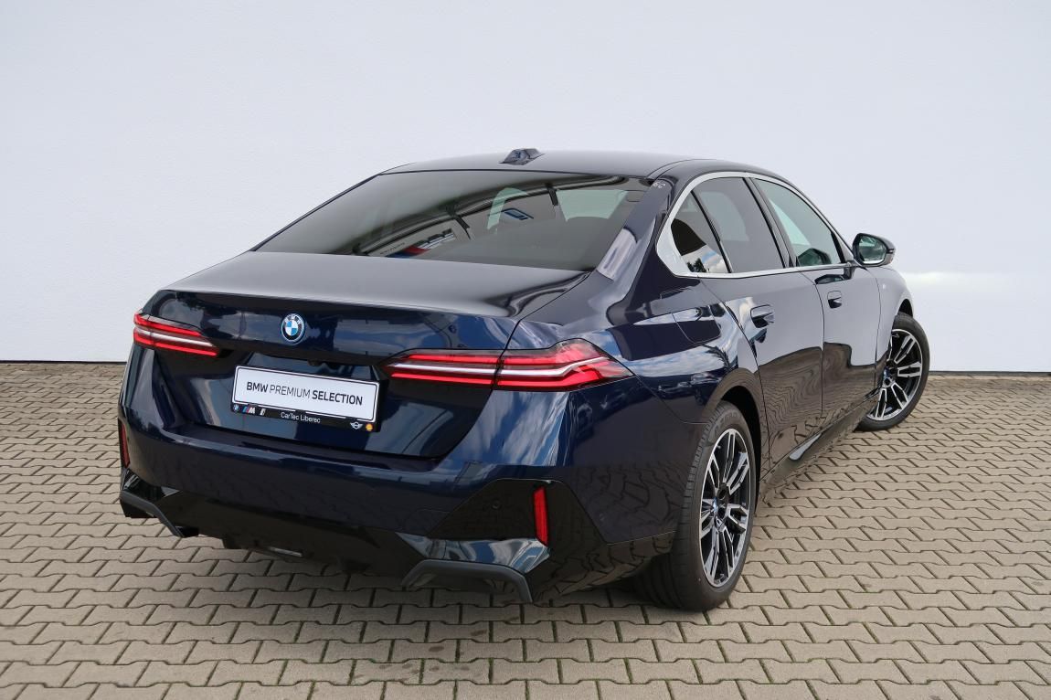 BMW Řada 5, 550e xDrive - fotka 3
