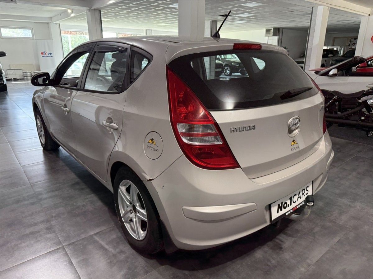 Hyundai i30, 1,4   i KLIMATIZACE TAŽNÉ ALU - fotka 4