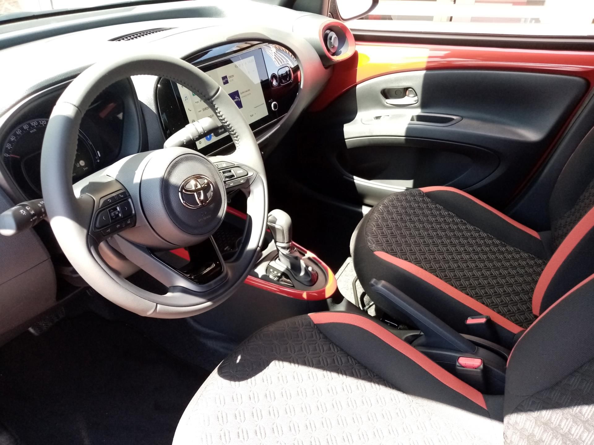 Toyota Aygo, 1.0L S-CVT 4x2 STYLE TECH VISI - fotka 6