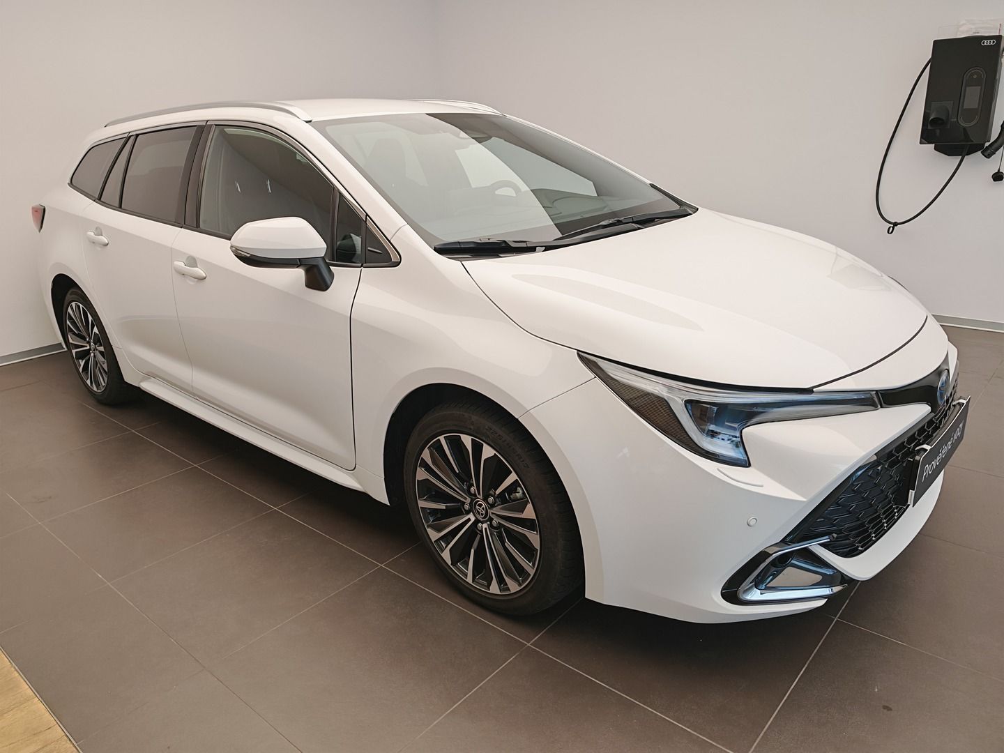 Toyota Corolla, 1.8 Hybrid e-CVT Touring - fotka 3