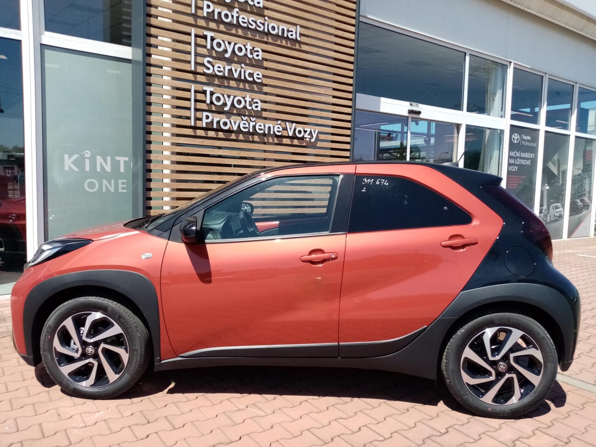 Toyota Aygo, 1.0L S-CVT 4x2 STYLE TECH VISI - fotka 5
