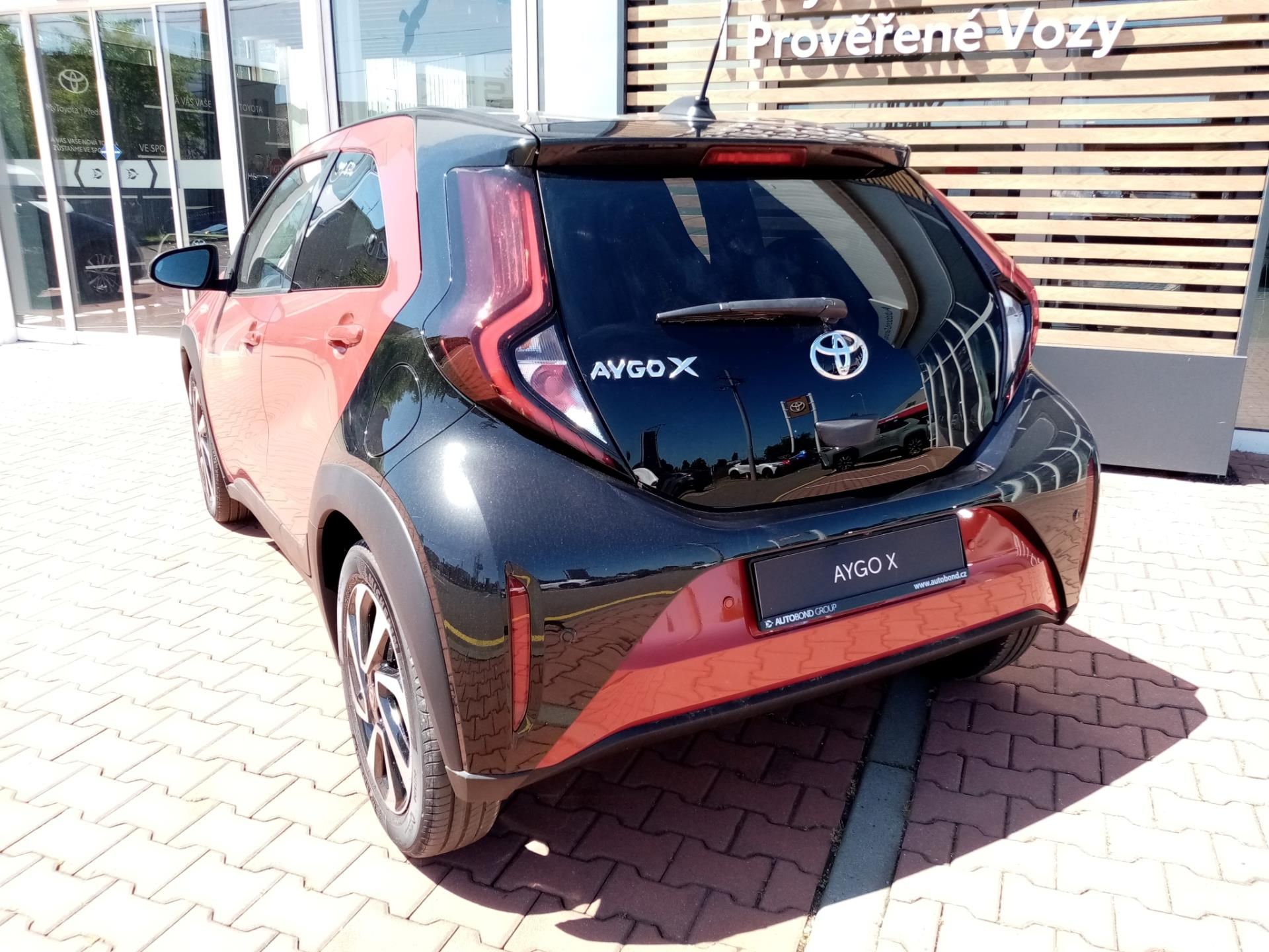 Toyota Aygo, 1.0L S-CVT 4x2 STYLE TECH VISI - fotka 4