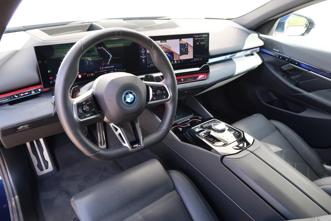 BMW Řada 5, 550e xDrive - fotka 2