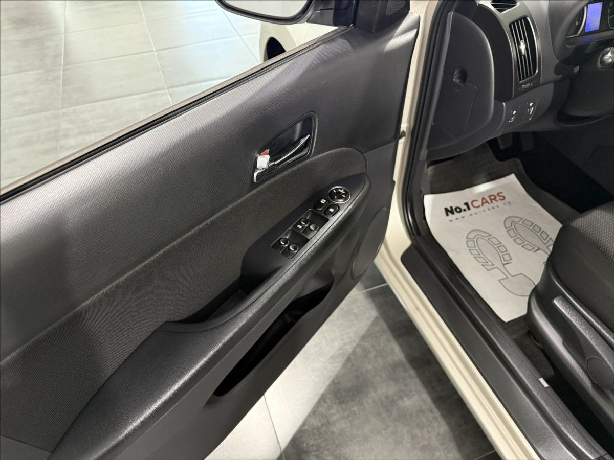 Hyundai i30, 1,4   i KLIMATIZACE TAŽNÉ ALU - fotka 6
