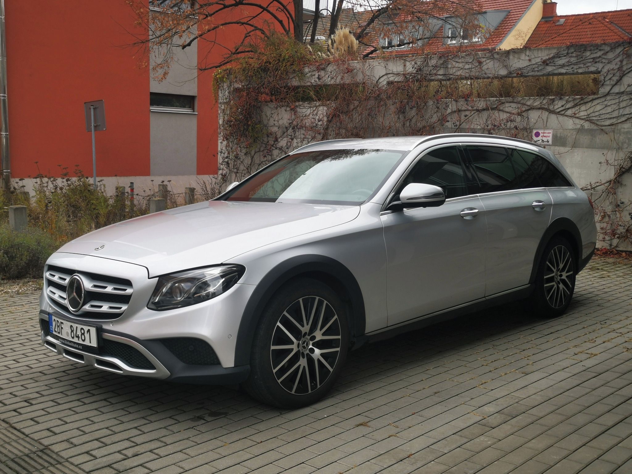 Mercedes-Benz Třídy E, E 220D 4Matic Allterrain - fotka 3