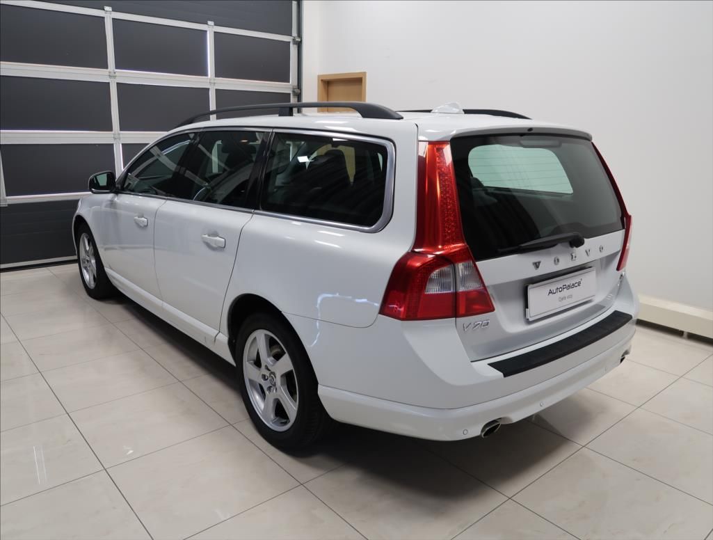 Volvo V70, 2,4 D4 AUT AWD - fotka 6