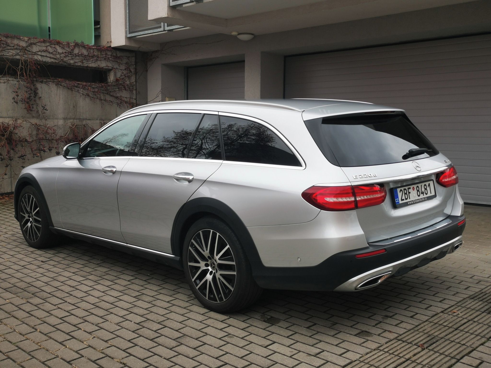 Mercedes-Benz Třídy E, E 220D 4Matic Allterrain - fotka 2