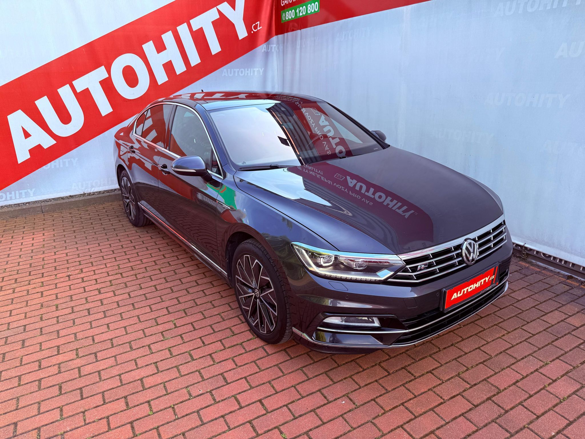 Volkswagen Passat, 2.0 TDi 4Motion DSG R-Line, ČR - fotka 4