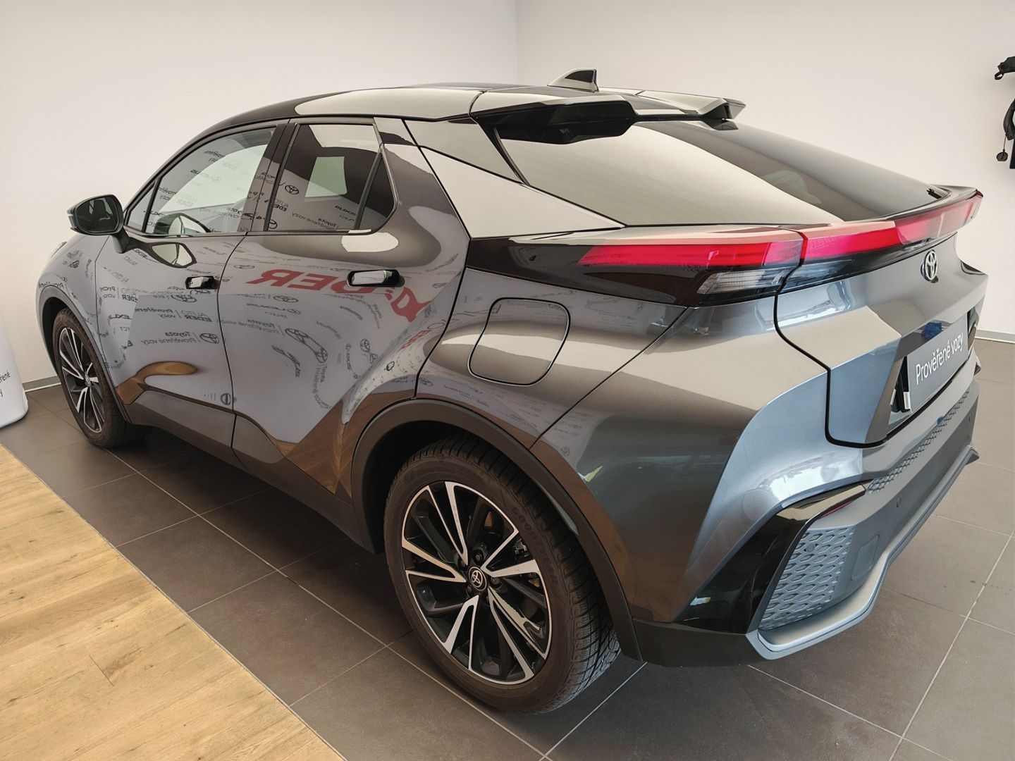 Toyota C-HR, 2.0 Hybrid 4x2 Executive - fotka 6